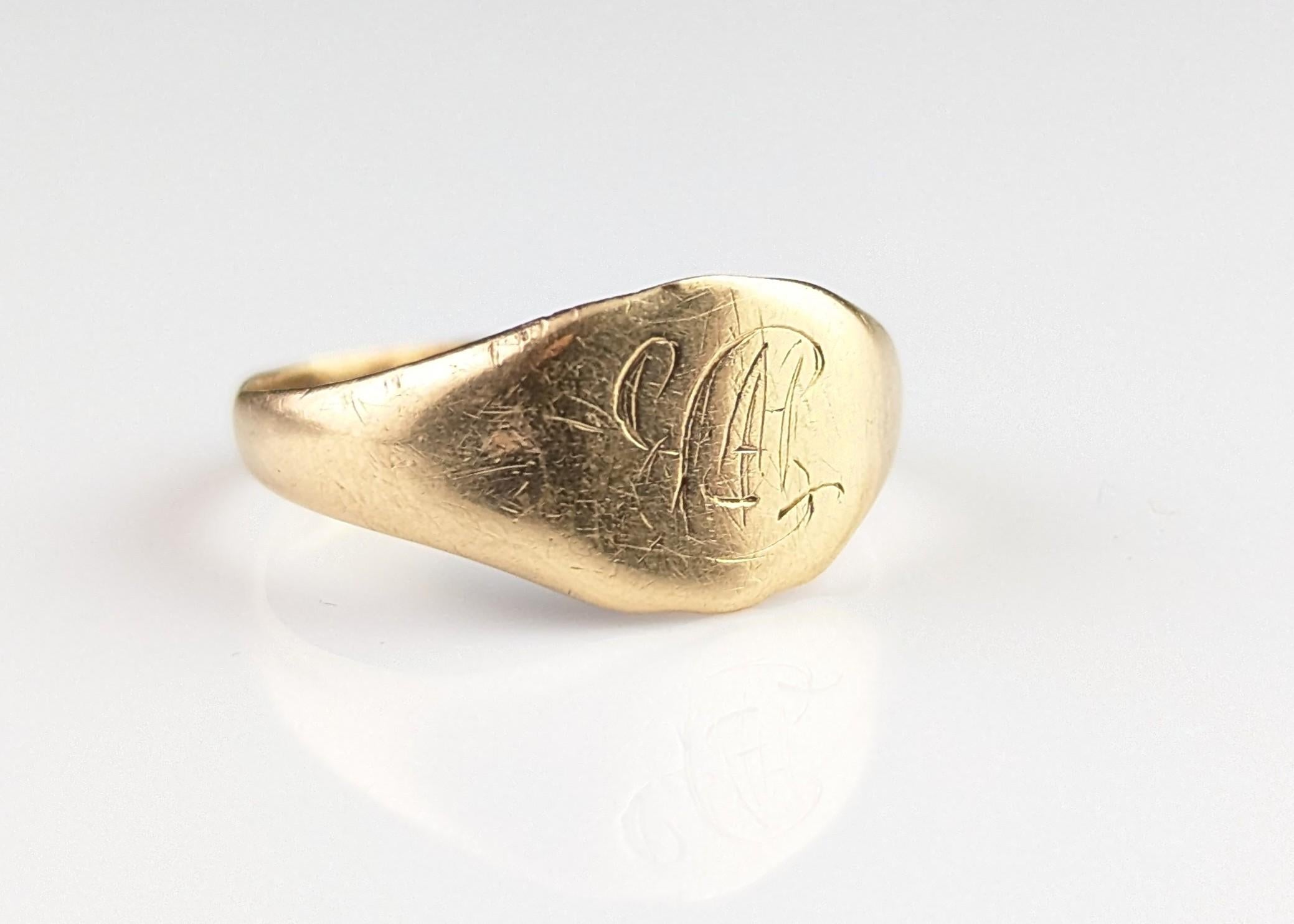 Vintage 18k yellow gold signet ring, monogrammed 6