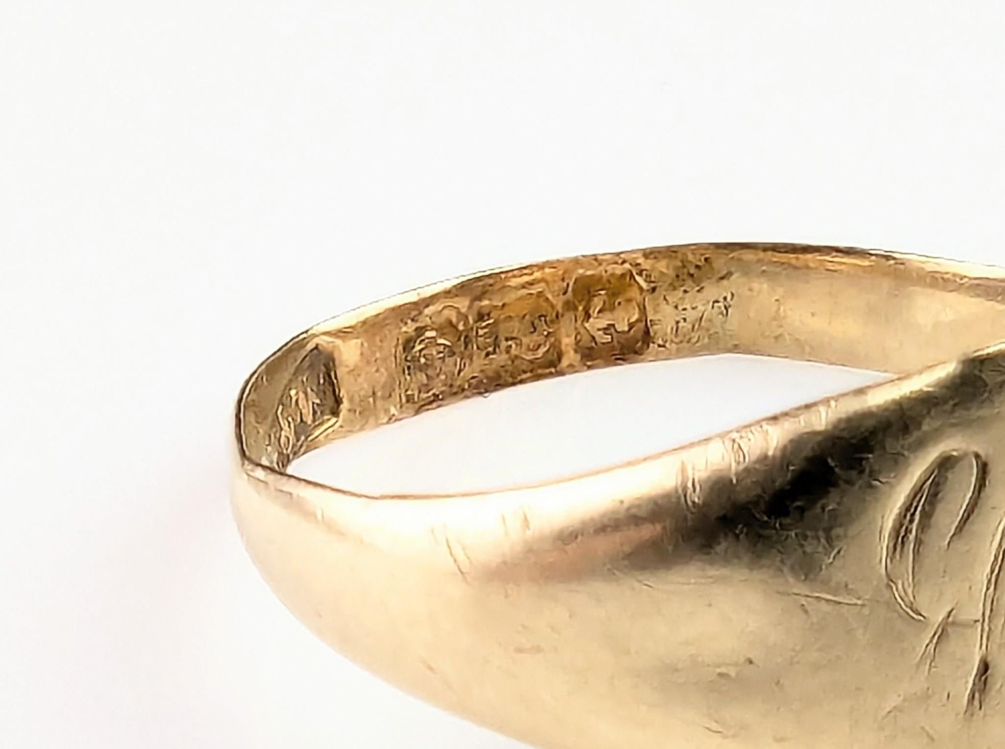 Vintage 18k yellow gold signet ring, monogrammed 9