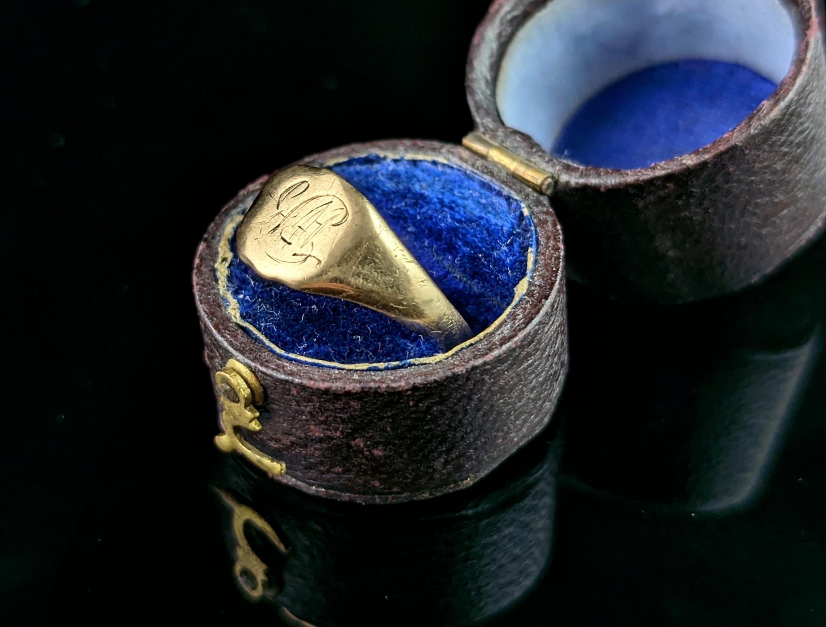 Vintage 18k yellow gold signet ring, monogrammed In Fair Condition In NEWARK, GB