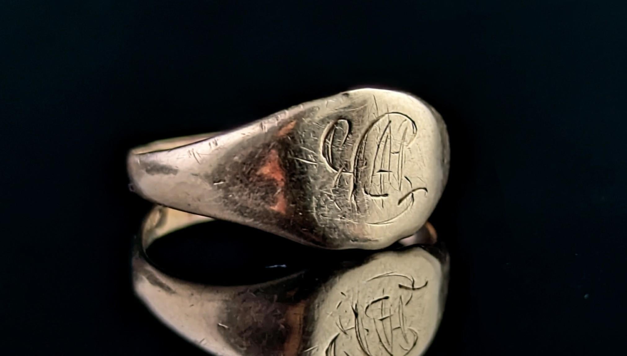 Vintage 18k yellow gold signet ring, monogrammed 1
