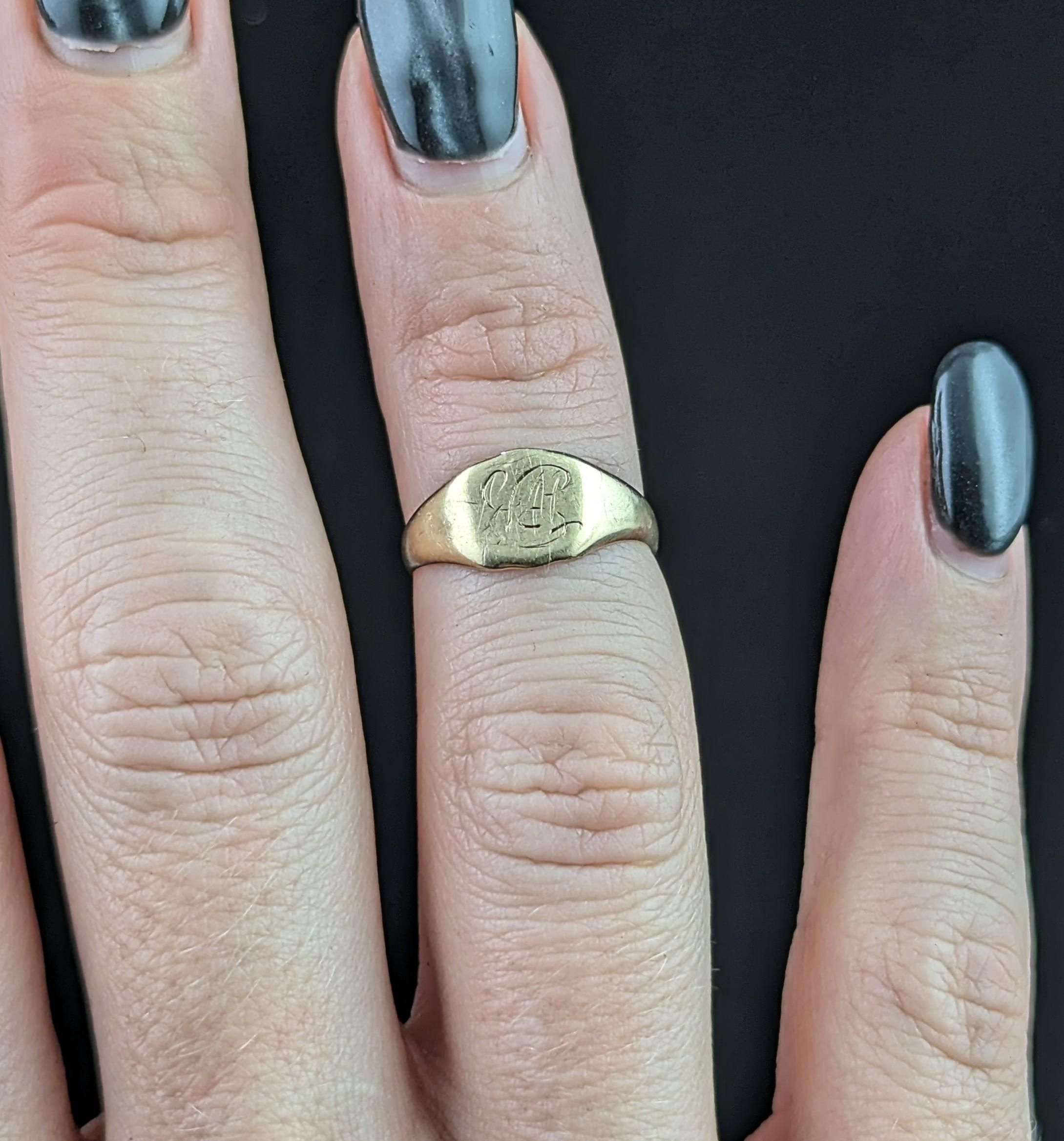 Vintage 18k yellow gold signet ring, monogrammed 2