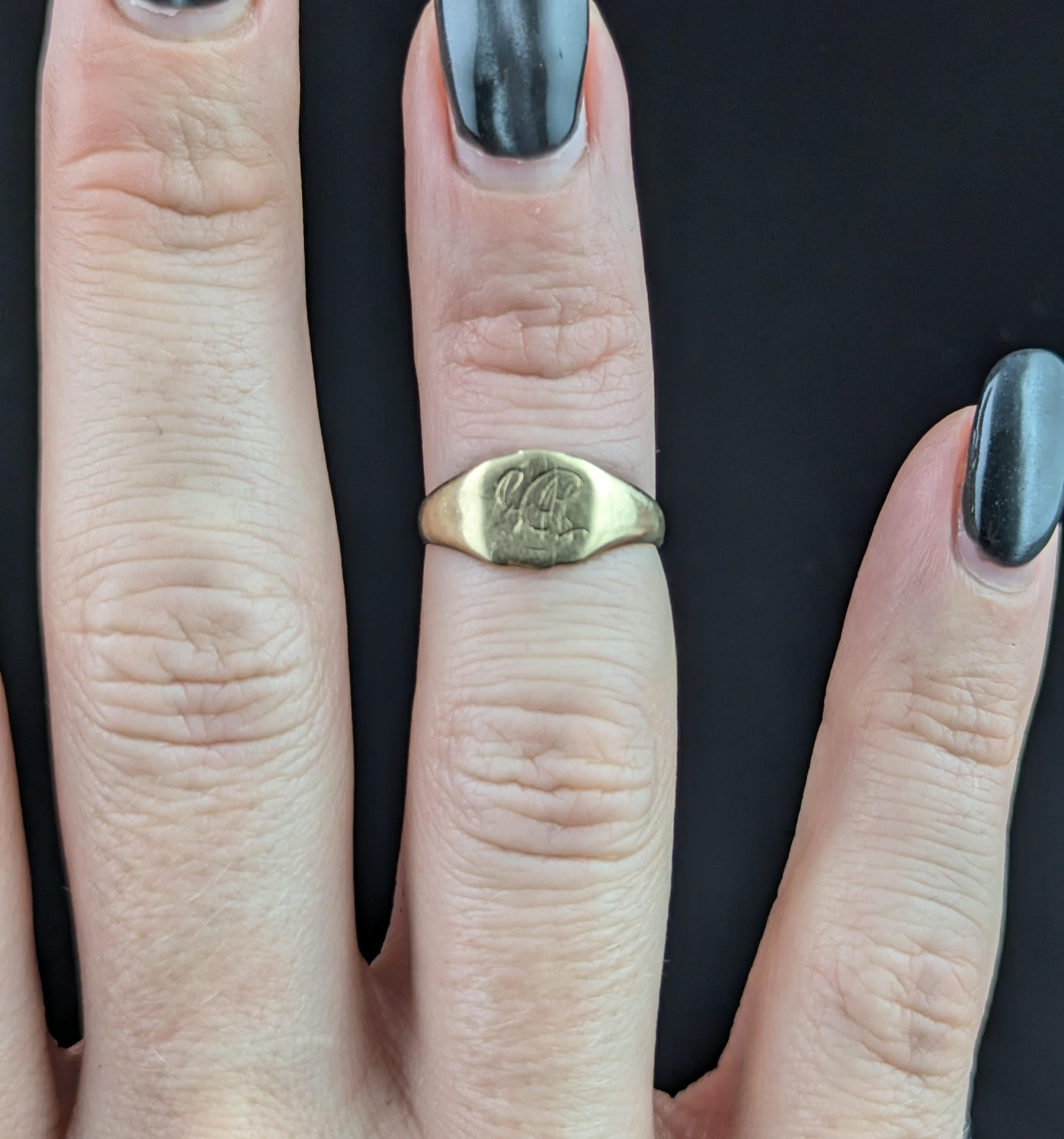 Vintage 18k yellow gold signet ring, monogrammed 3