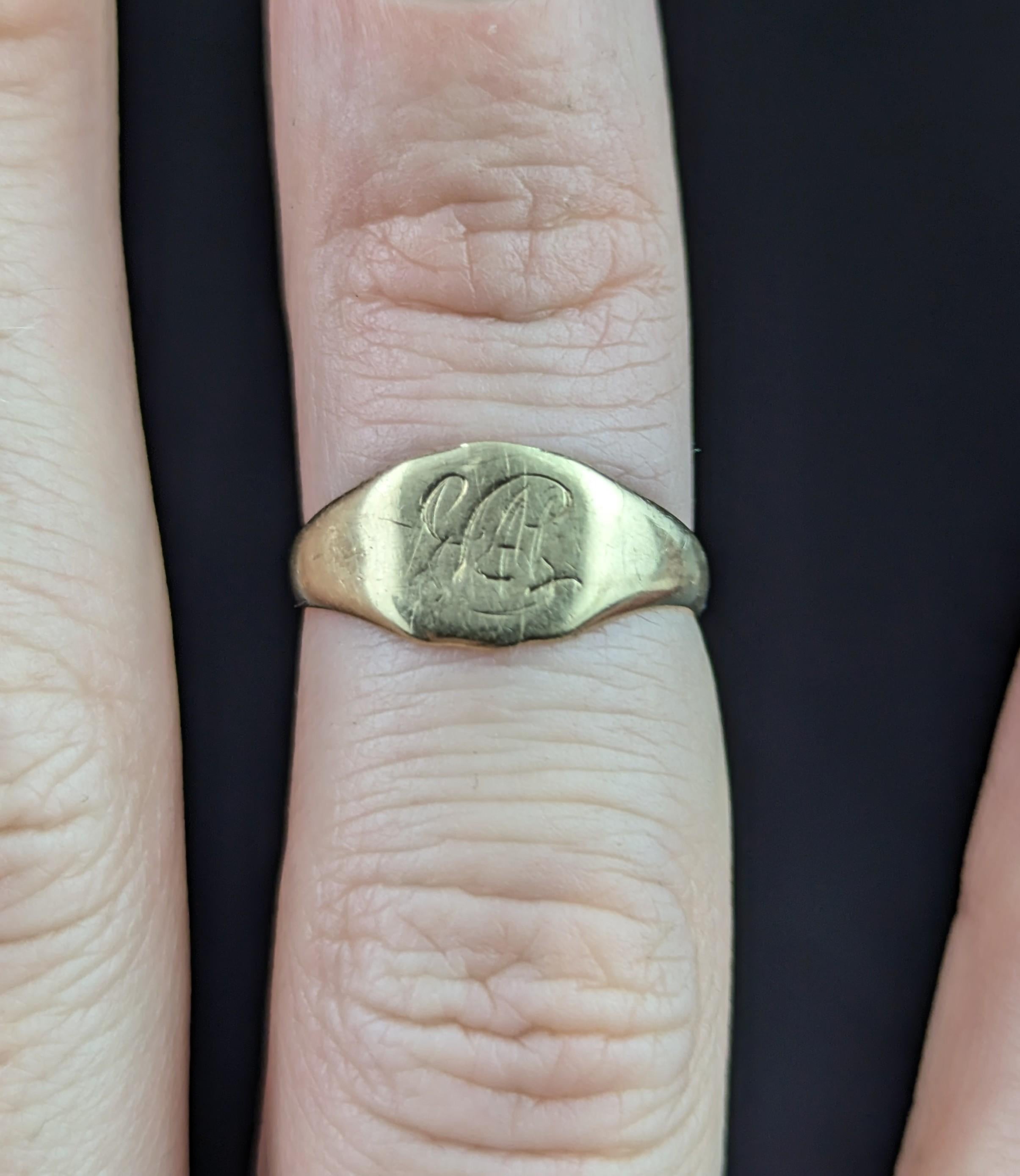 Vintage 18k yellow gold signet ring, monogrammed 4