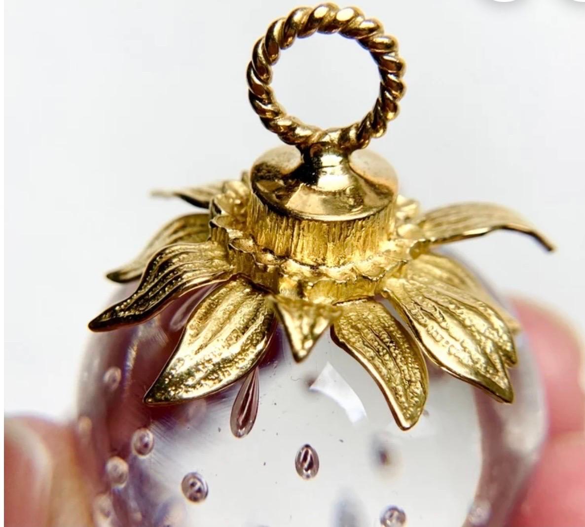 
Designer Steuben crystal 
 For your consideration, a fabulous vintage 18K yellow gold fitted Steuben glass strawberry pendant. The piece is Amazing craft 
 The pendant is in Excellent condition
No chips or cracks, Hallmarked 18K under one leaf. The