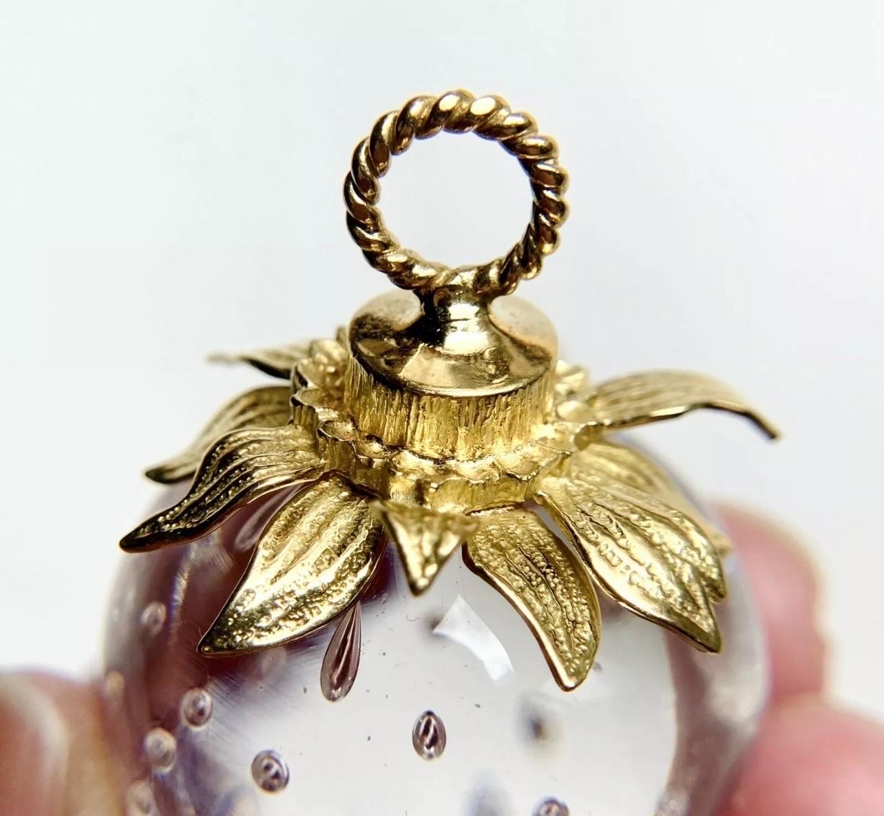 Vintage 18K Yellow Gold Steuben Art Glass Strawberry Pendant Glam Retro Unusual In Excellent Condition In New York, NY