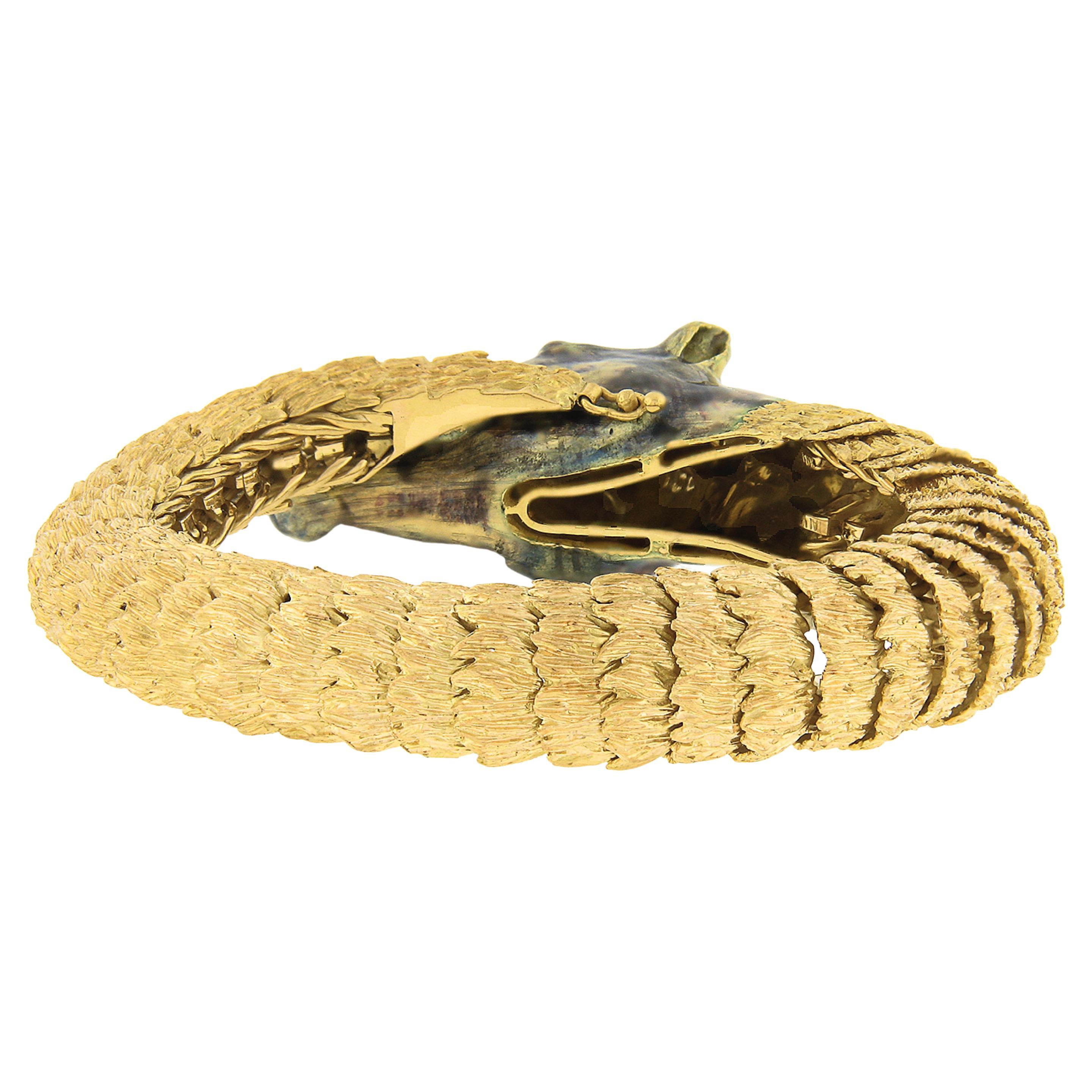 Ce bracelet vintage incroyablement bien fait est fabriqué en or jaune 18 carats massif et présente un style unique de maillons texturés qui se portent comme un bracelet. L'extrémité présente une tête de cheval détaillée, décorée d'un fin travail