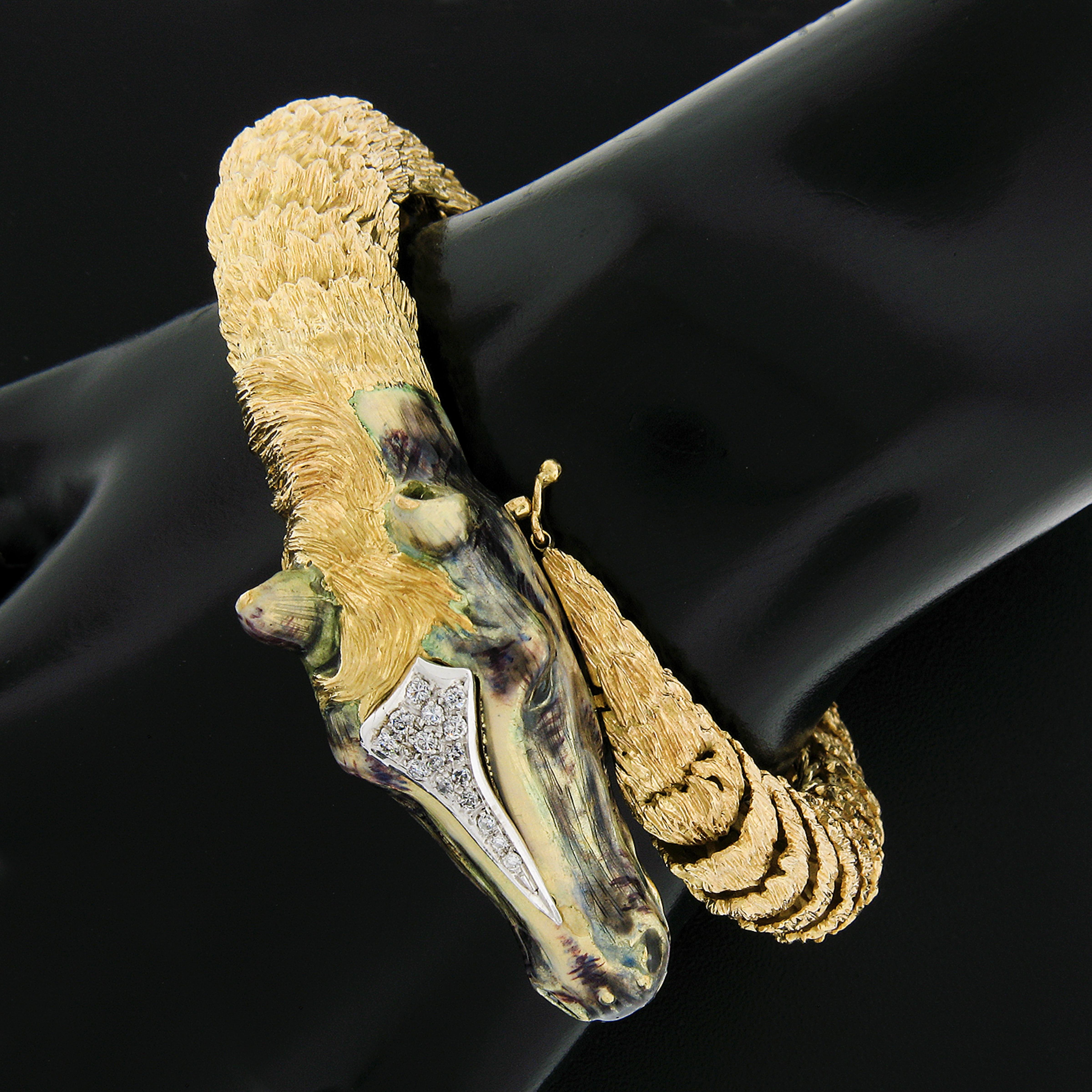 Taille ronde Tête de cheval en émail 3D en or jaune 18 carats, très finement texturée et détaillée, Diam. en vente
