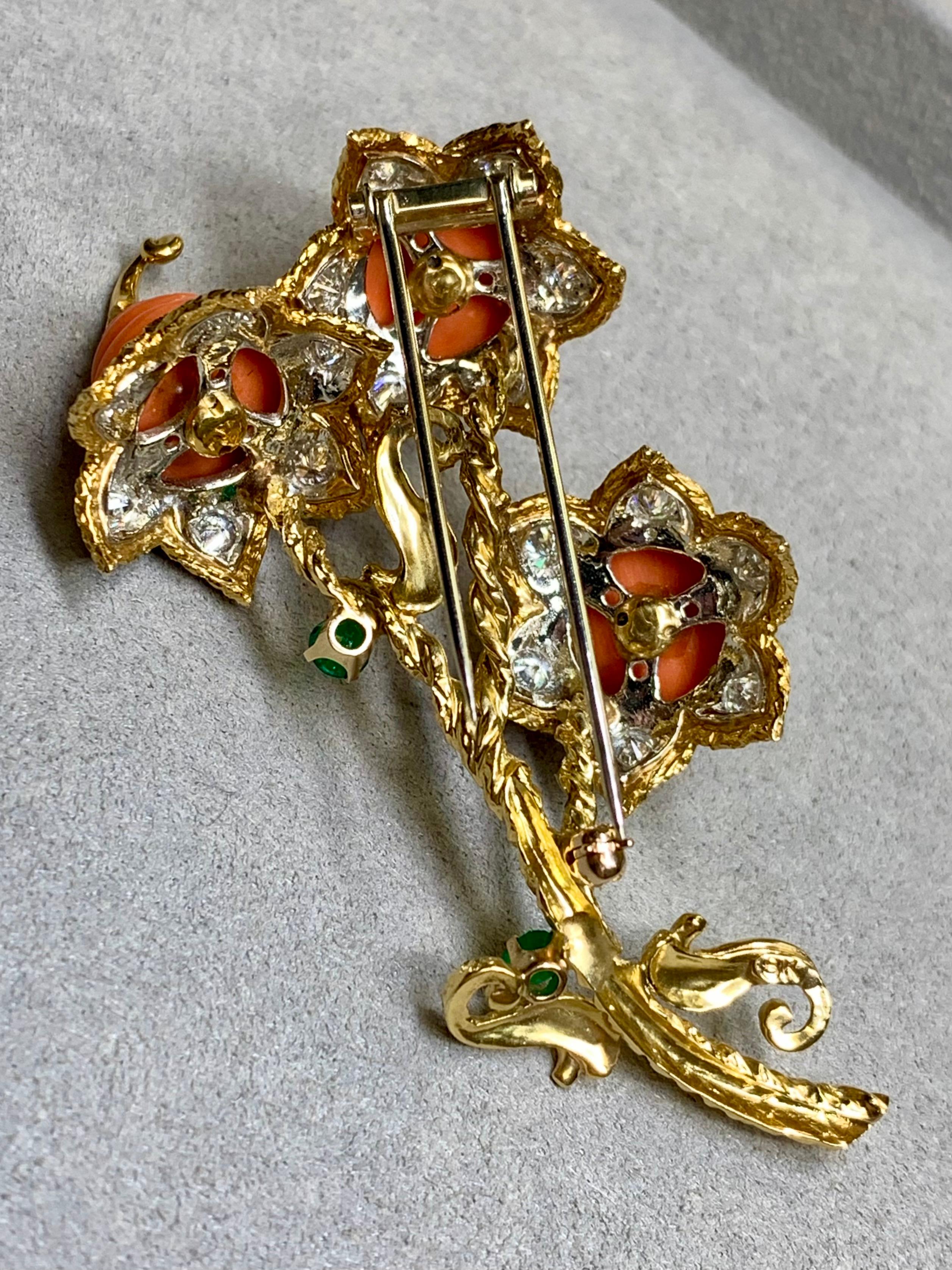 Round Cut Vintage 18K Yellow Gold Swirl Carved Coral Diamond Emerald 1960’s Brooch For Sale