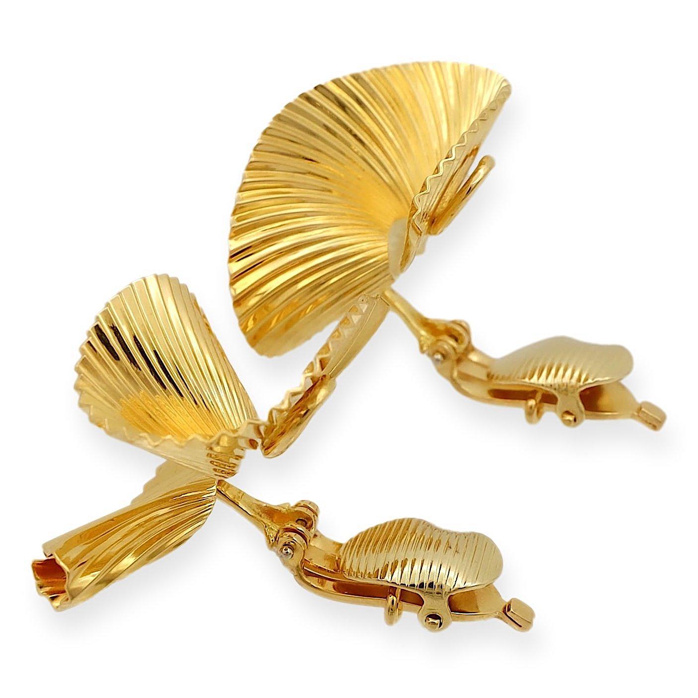Vintage 18K Yellow Gold Swirl Fan Earrings 1950's In Good Condition For Sale In New York, NY