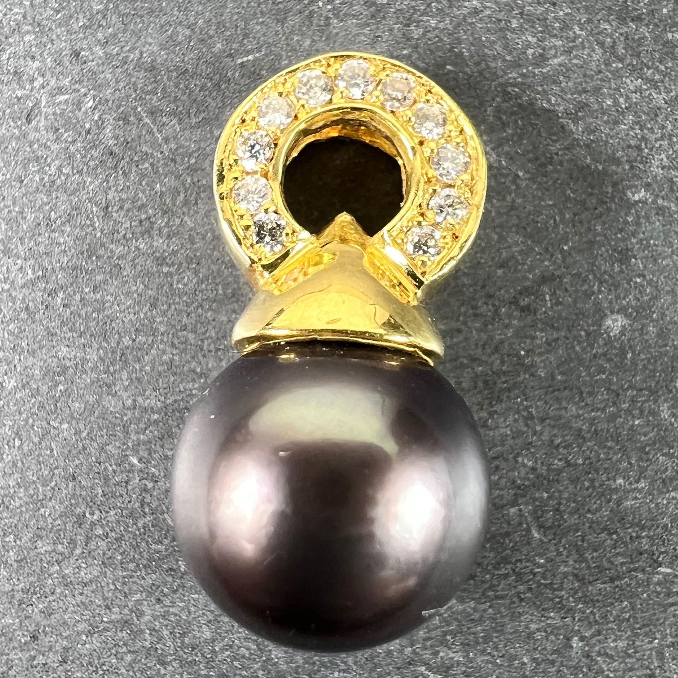 Un pendentif charme en or jaune 18 carats (18K) serti d'une perle de culture noire de Tahiti en forme de goutte sphérique à une bague sertie de 11 diamants blancs ronds de taille brillant d'un poids total approximatif de 0,30 carats. La perle mesure
