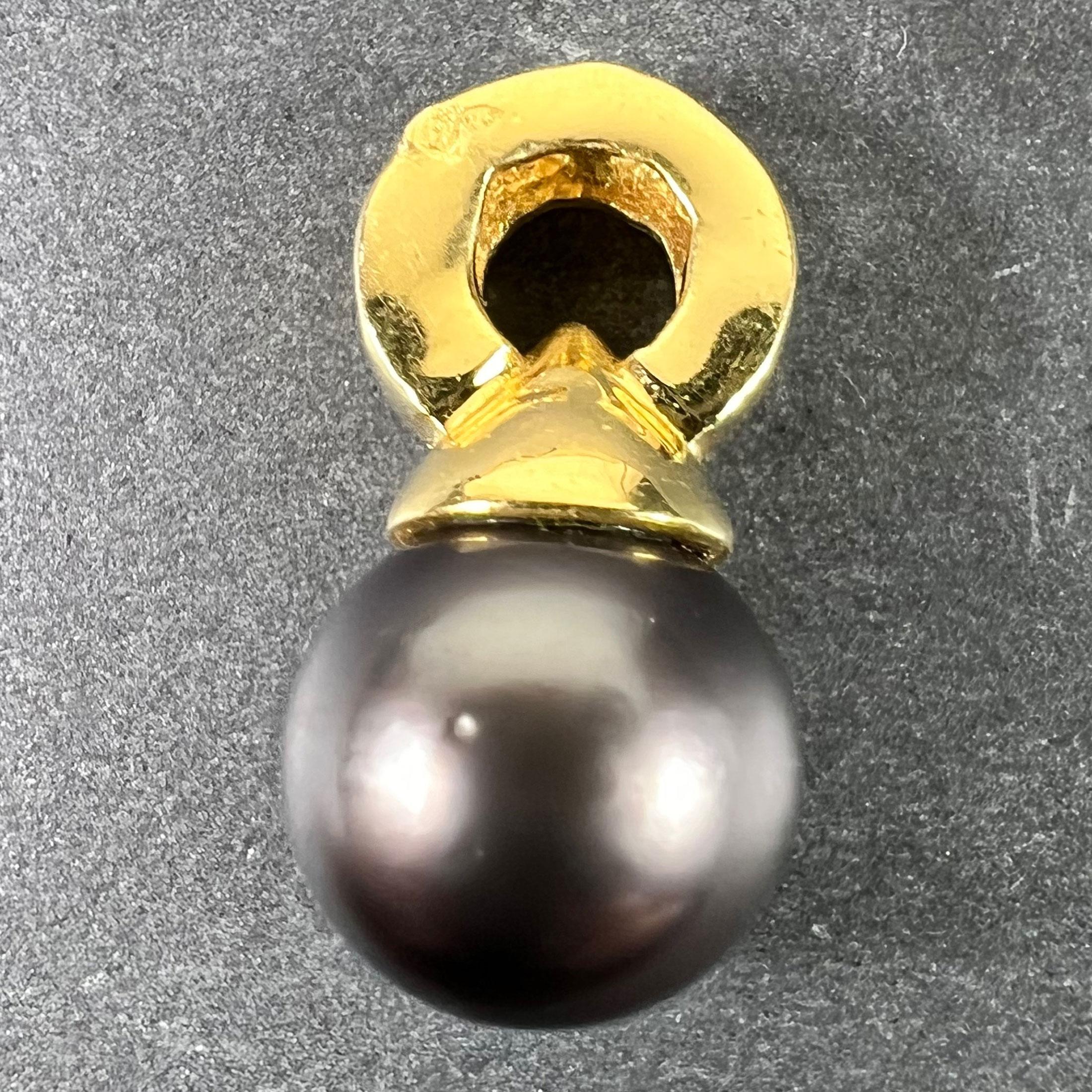 Taille ronde Pendentif vintage en or jaune 18 carats avec perle noire de Tahiti et diamants en vente