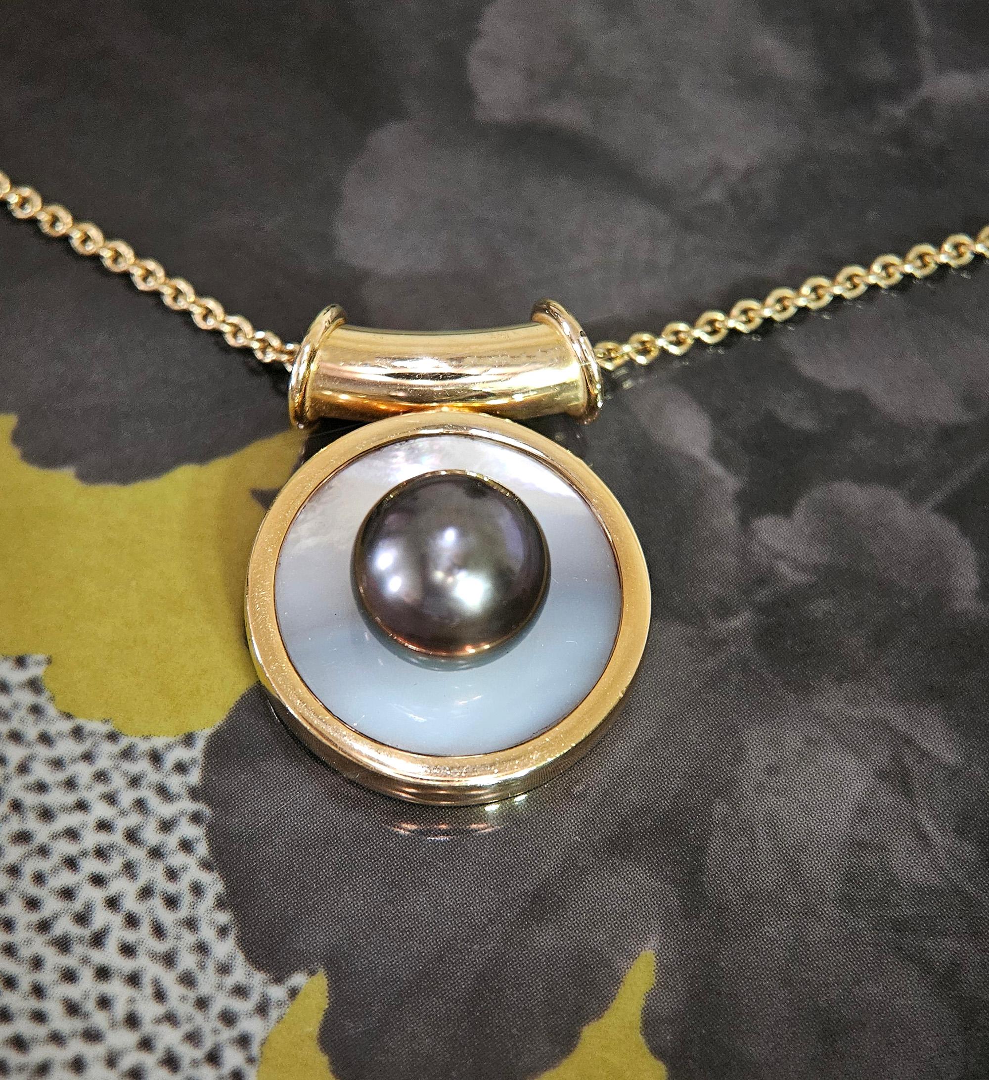 Elegant pendentif vintage en or jaune 18K avec perles de Tahiti et nacre

Découvrez l'élégance de ce superbe pendentif coulissant vintage, réalisé avec expertise en or jaune massif 18 carats et mettant en valeur une magnifique perle de Tahiti sertie