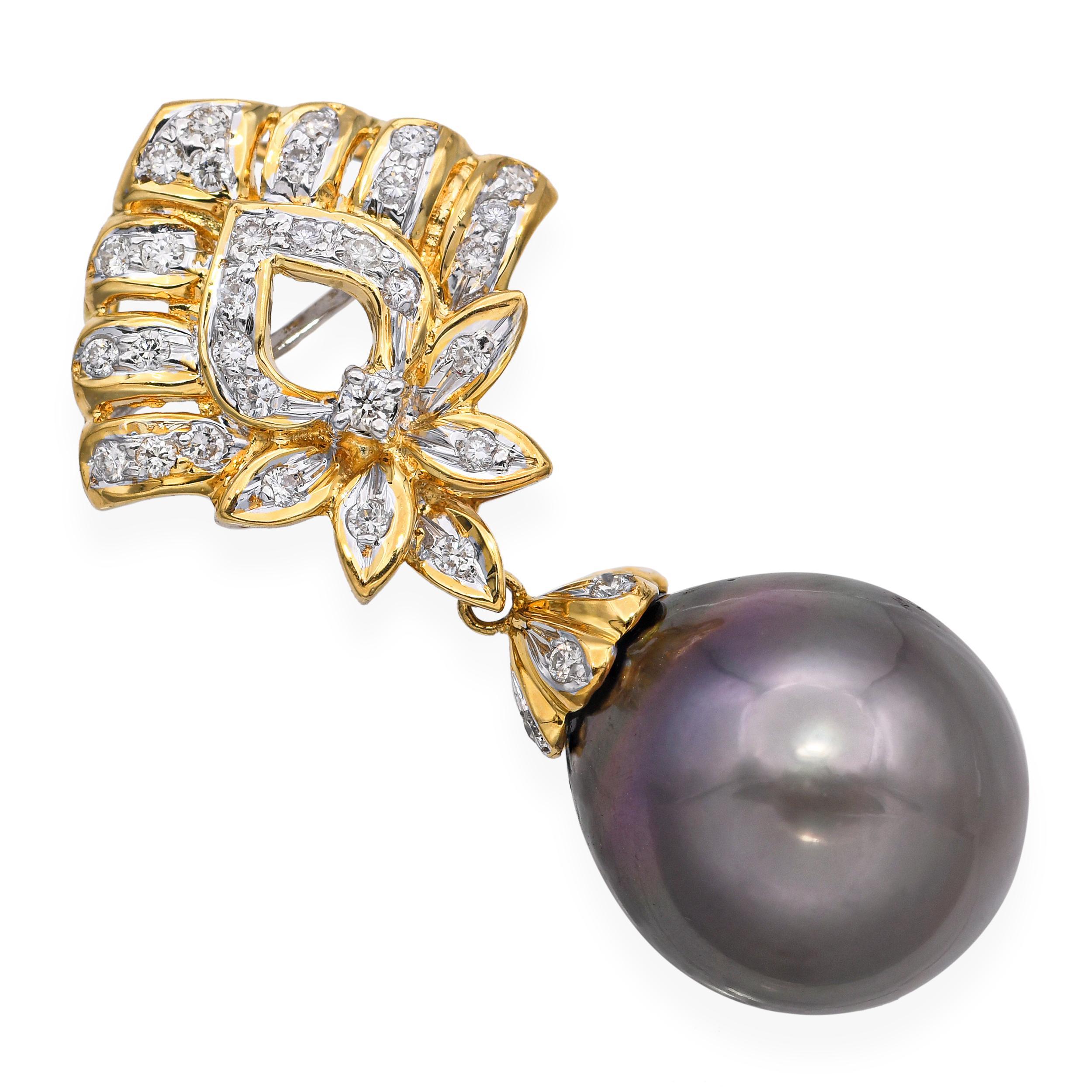 Questo elegante ciondolo vintage è realizzato in lussuoso oro giallo 18 carati e presenta una luminosa perla di Tahiti con ricche sfumature naturali di argento, grigio e verde. Sopra la perla, 0,20 carati totali di diamanti scintillanti aggiungono