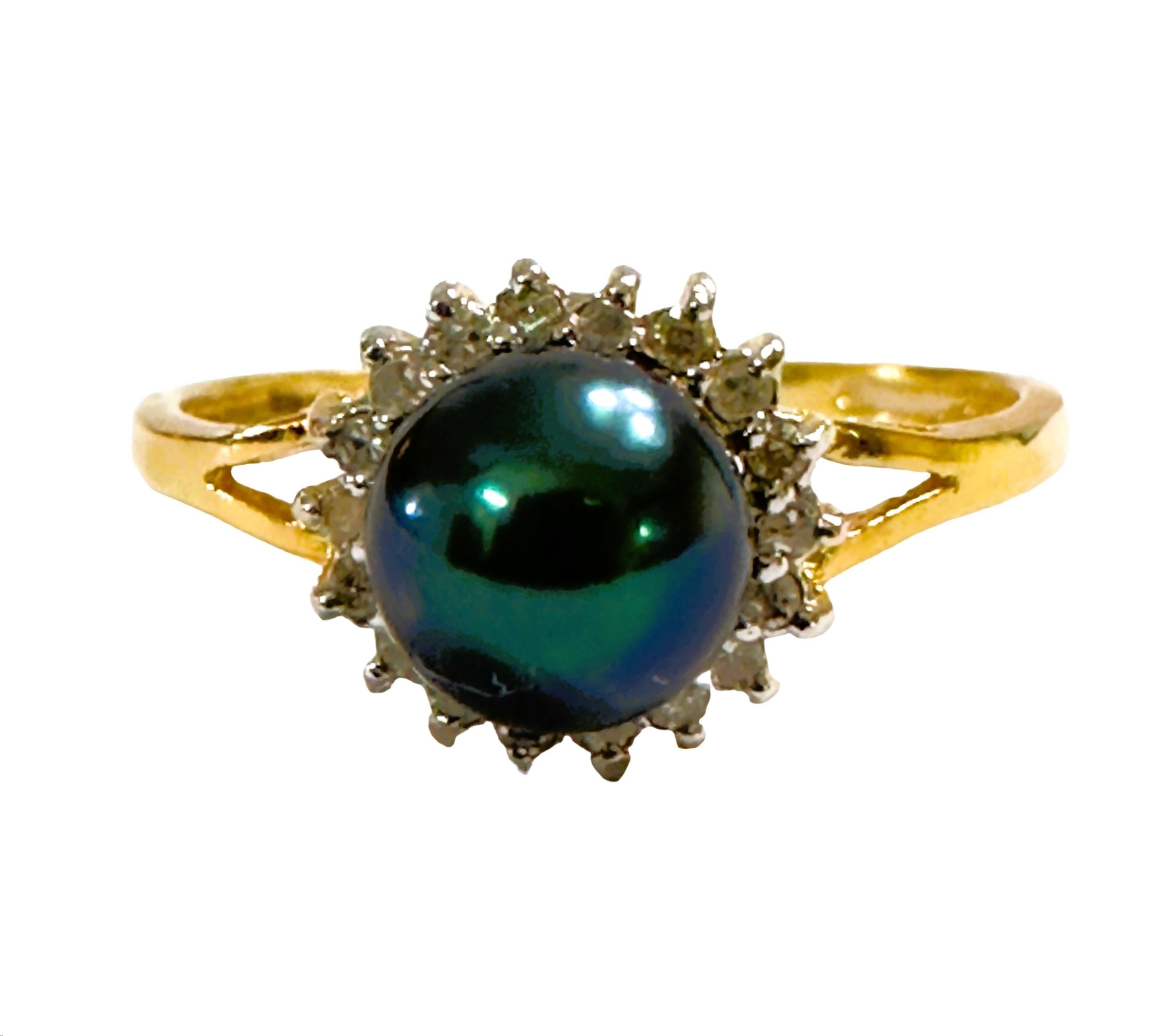 Dies ist ein wunderschöner Ring.  Es ist eine Größe 9.   Er ist mit einer 9 mm großen Tahiti-Perle besetzt, die von 20 runden Diamanten umgeben ist.  Es ist ein gebrauchter Ring und in ausgezeichnetem Zustand.  Die Diamanten haben insgesamt 0,15