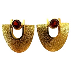 Vintage 18K Yellow Gold Textured .50 Carat Garnet Post Earrings - Stamped