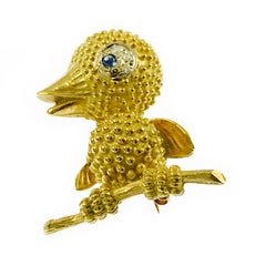 Vintage 18K Yellow Gold Textured Bird Brooch with Sapphire Cabochon Eye