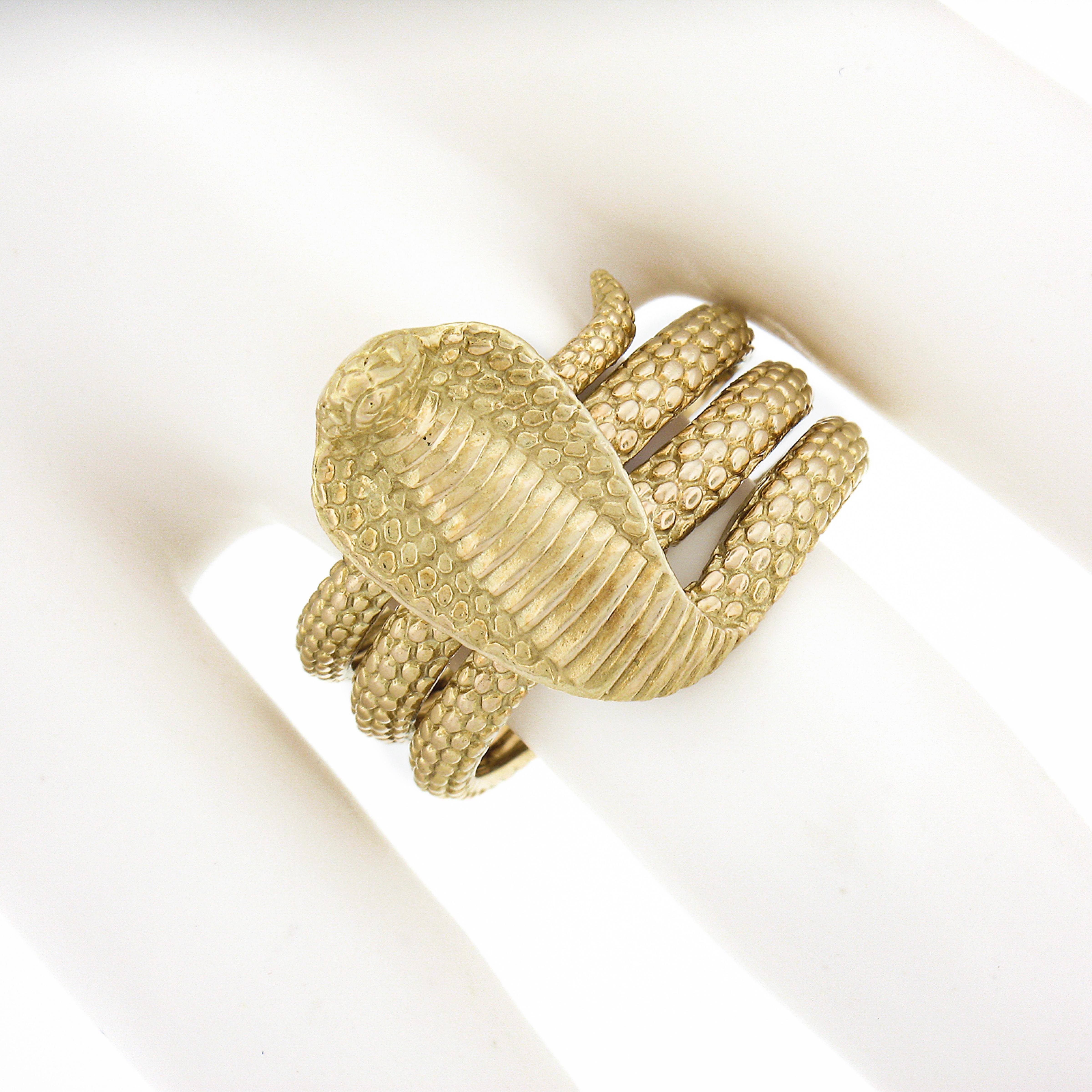 Vintage 18k Yellow Gold Textured Detailed Coiled Cobra Snake Wrap Wide Band Ring In Good Condition For Sale In Montclair, NJ