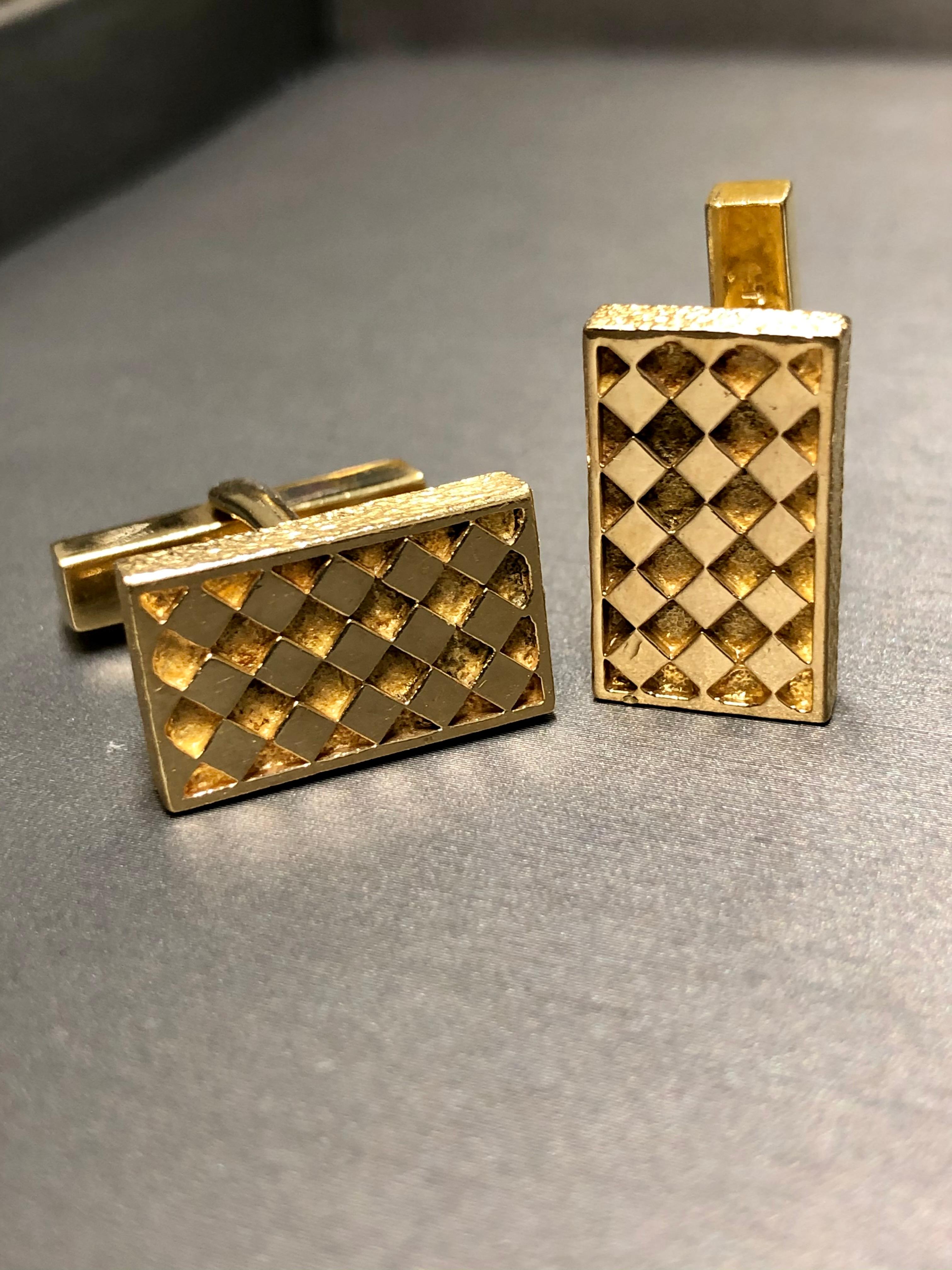 handsome pair of vintage yellow gold cufflinks c. the 1960’s done in 18K by Tiffany & Co.


Dimensions/Weight:

Cufflinks measure .70” long by .45” wide and weigh 21.1g.


Condition:

Hinged portion functions well and hallmarks are present a
