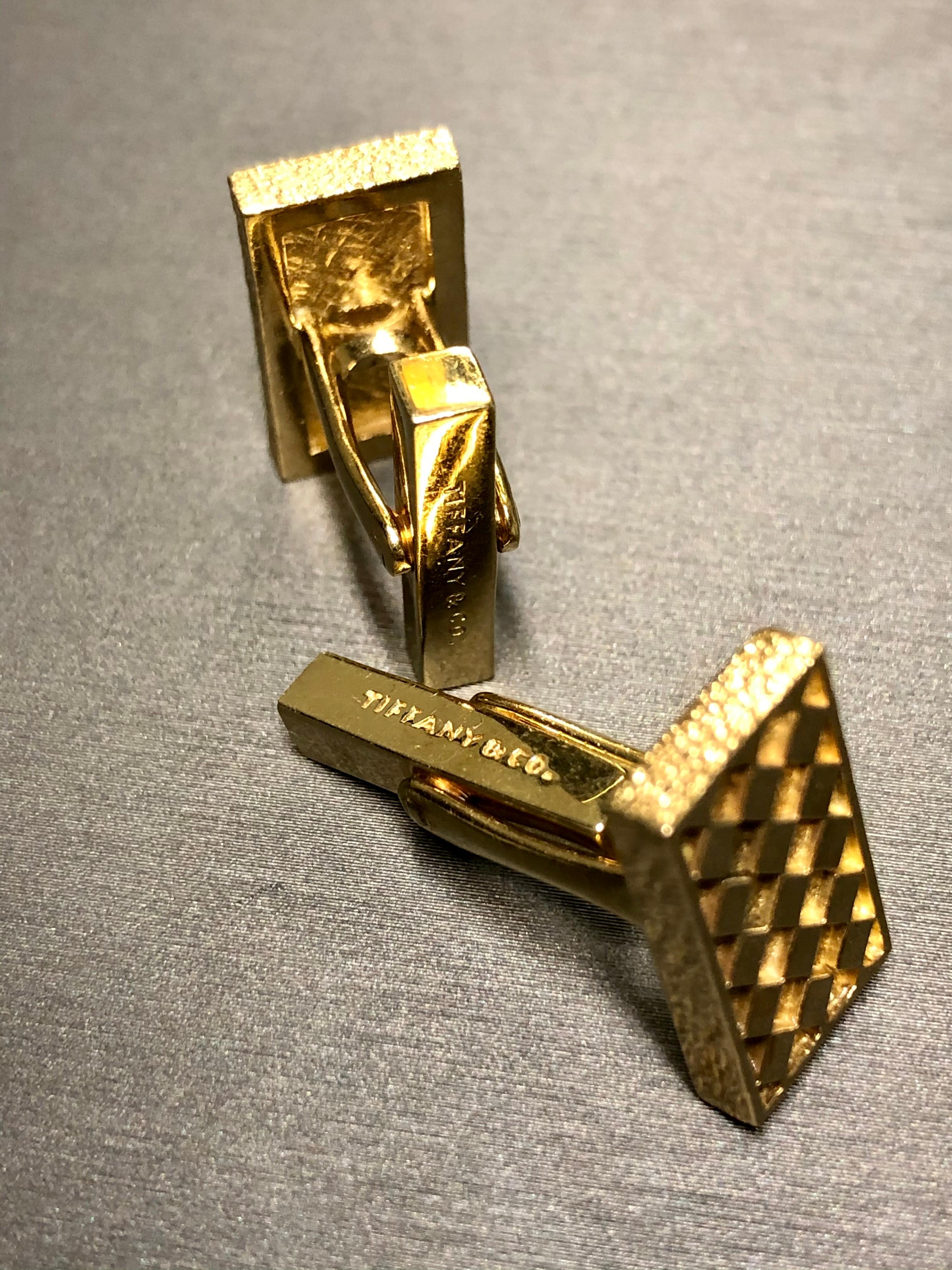 Vintage 18K Yellow Gold TIFFANY & CO Diamond Pattern Rectangular Cufflinks In Good Condition For Sale In Winter Springs, FL