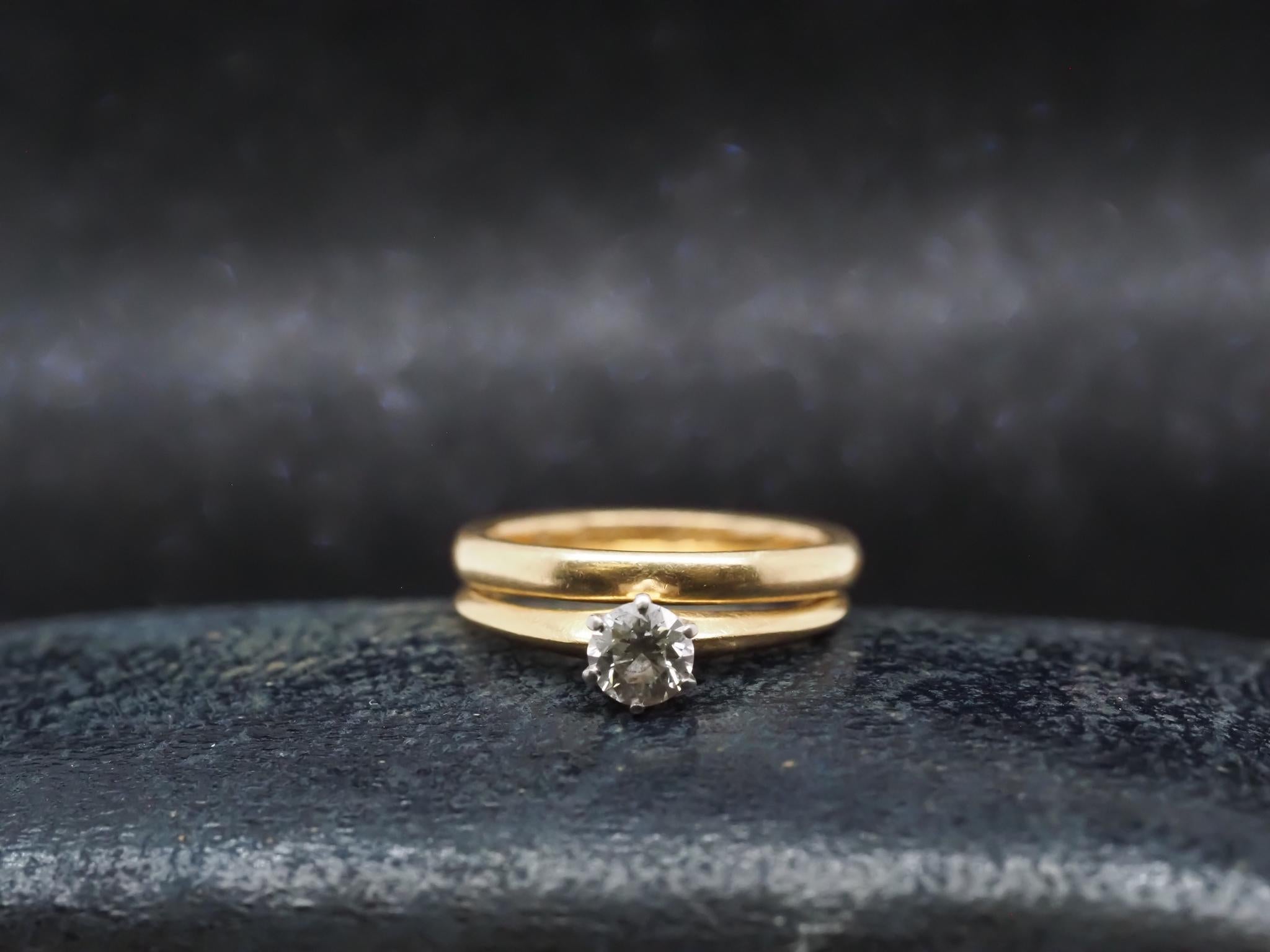 Jahr: 1980er Jahre (Eingraviert 1984 auf dem Innenschaft des Bandes)

Artikel-Details:
Ring Größe: 6.5
Metall Typ: 18K Gelbgold [Punziert und geprüft]
Gewicht: 5,5 Gramm insgesamt

Diamant-Details: .45ct, Runder Brillant, Farbe F, Reinheit