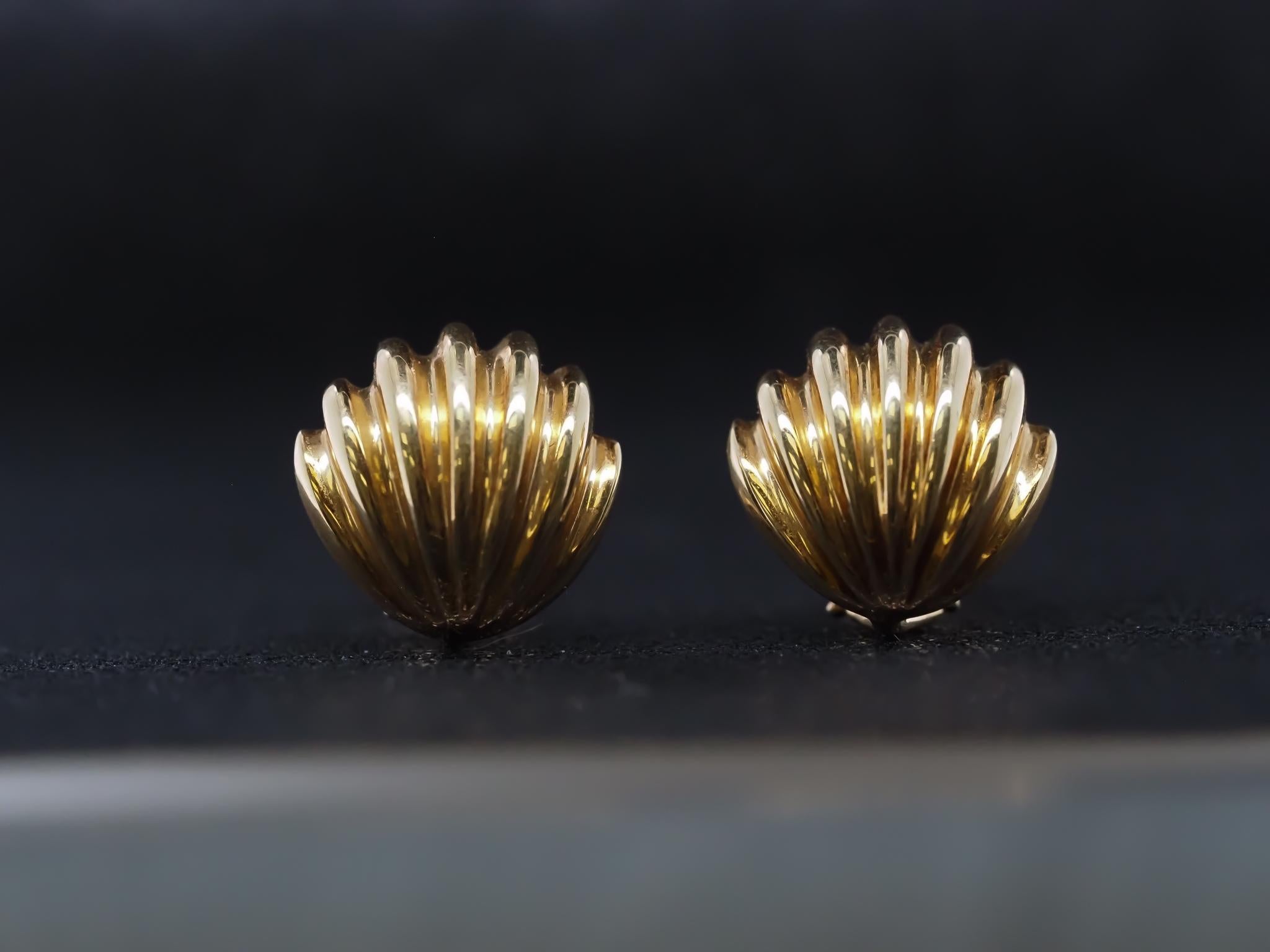 Vintage 18K Yellow Gold Tiffany & Co. Seashell Earrings For Sale 8