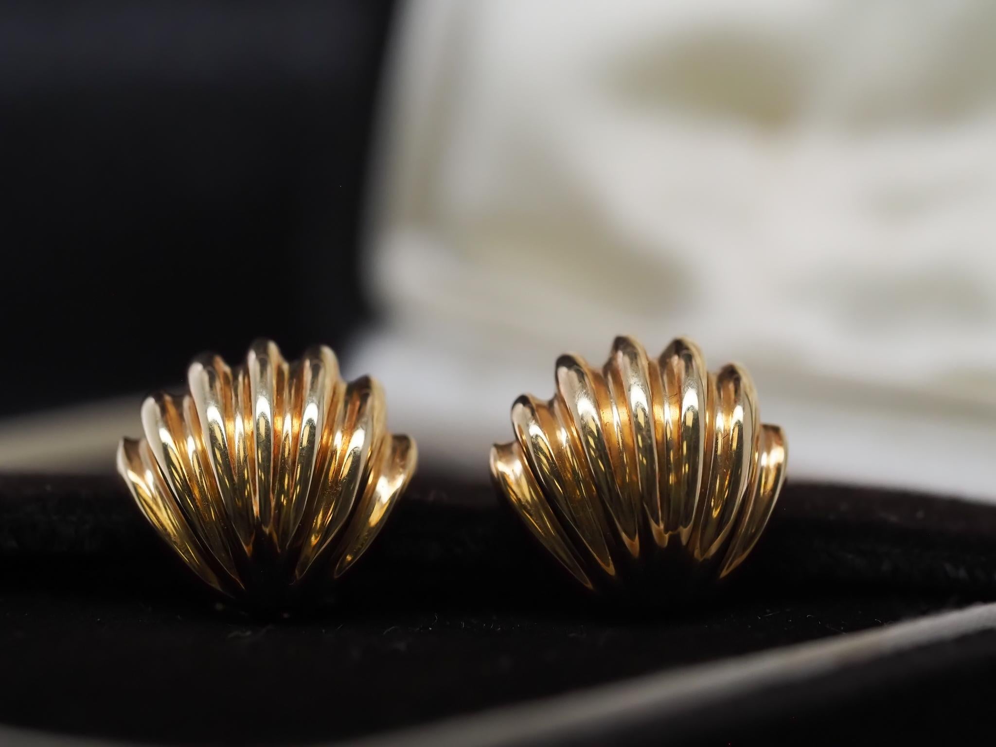 Year: 1980s

Item Details:
Metal Type: 18k yellow gold [Hallmarked, and Tested]
Weight: 9.7 grams

Maker: Tiffany & Co. (stamped on both earrings)

Measurements: 16mm top to bottom
Condition: Excellent