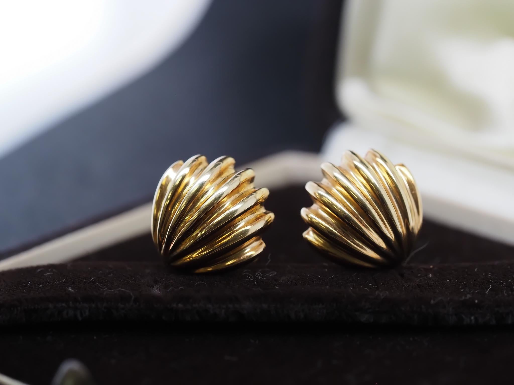 Vintage 18K Yellow Gold Tiffany & Co. Seashell Earrings In Good Condition For Sale In Hicksville, NY