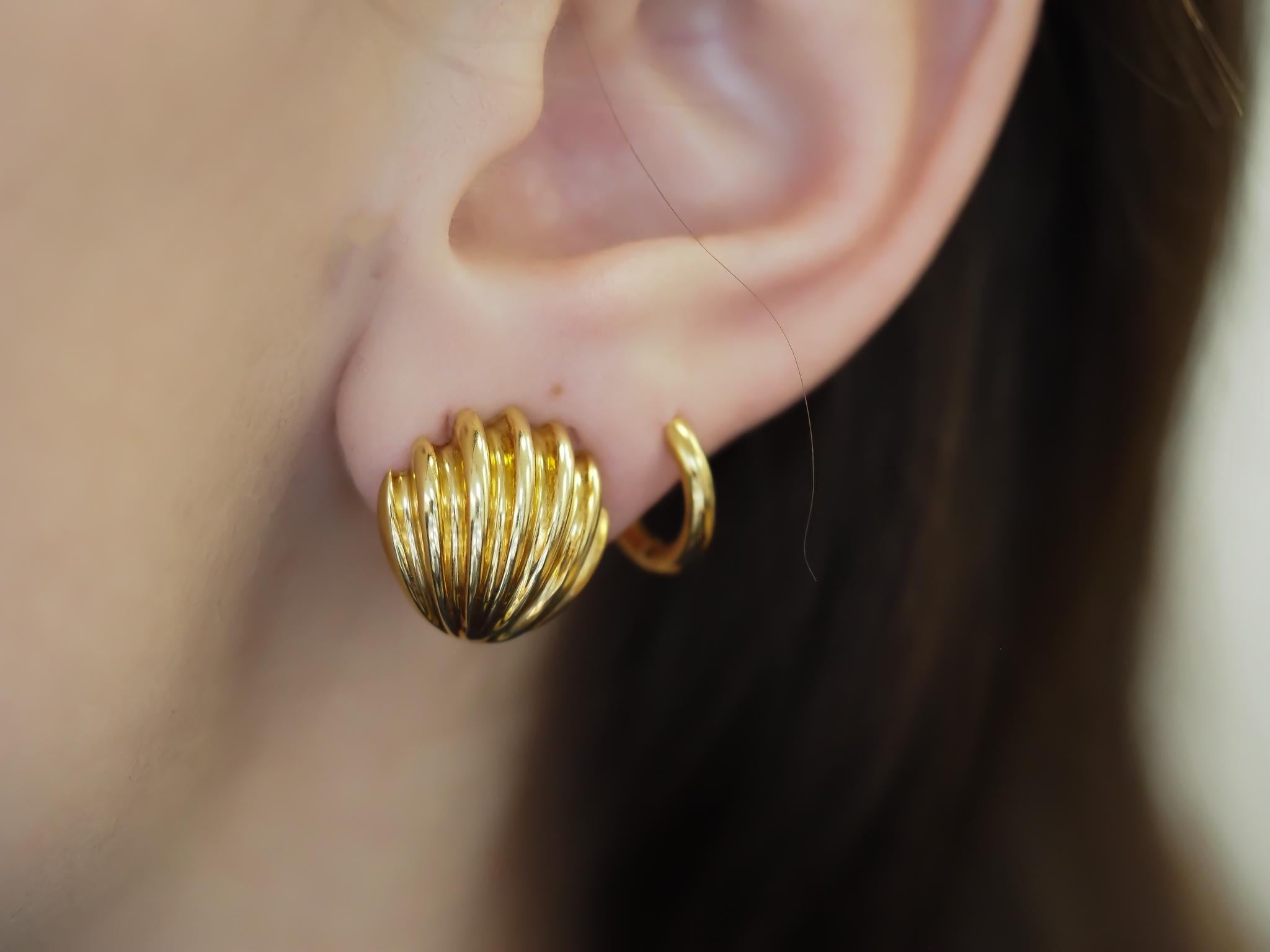 Vintage 18K Yellow Gold Tiffany & Co. Seashell Earrings For Sale 2