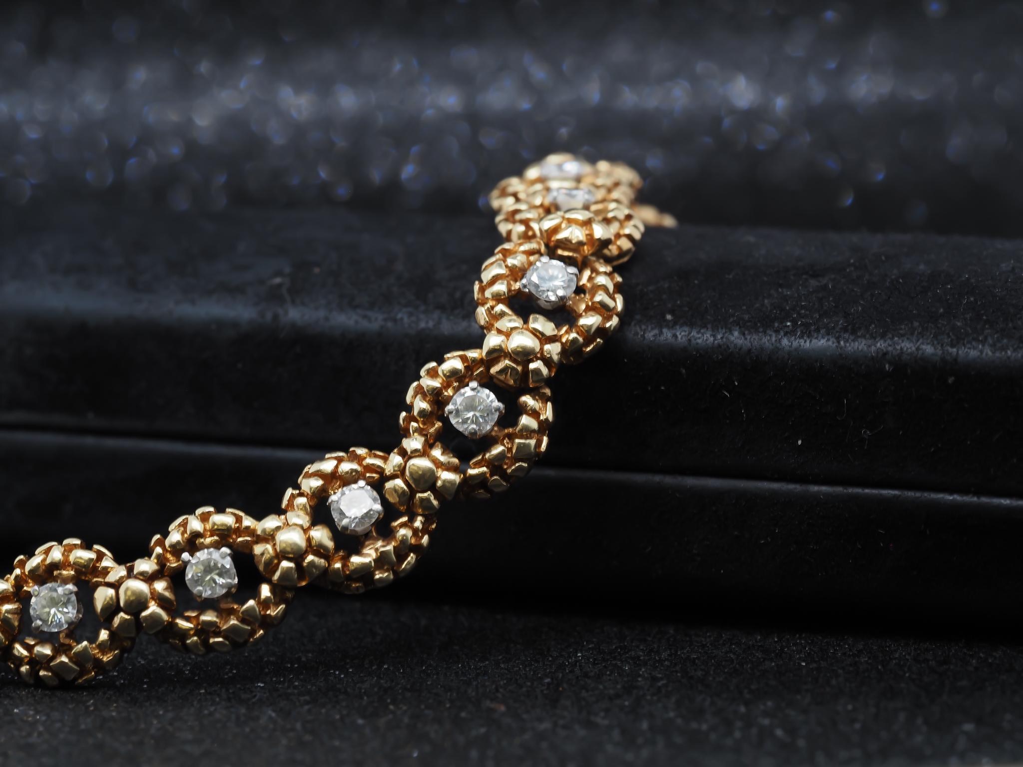 Vintage 18K Yellow Gold Tiffany & Co. Textured Diamond Bracelet - VHK#959 For Sale 2