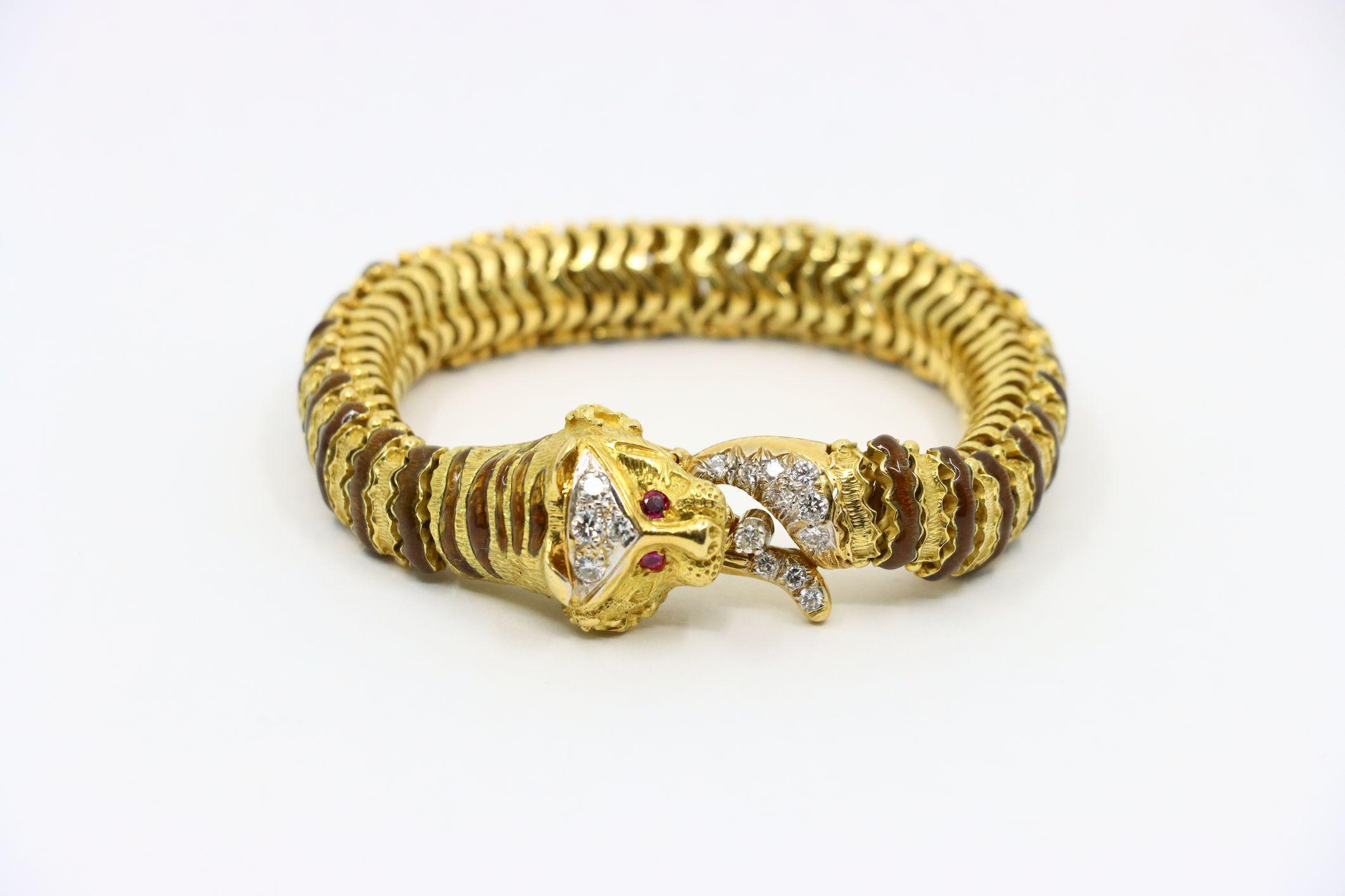 Round Cut Vintage 18K Yellow Gold Tiger Bracelet For Sale