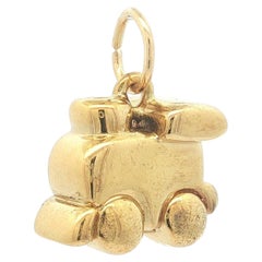 Colgante vintage de oro amarillo de 18 quilates con forma de vagón de tren y detalle abombado