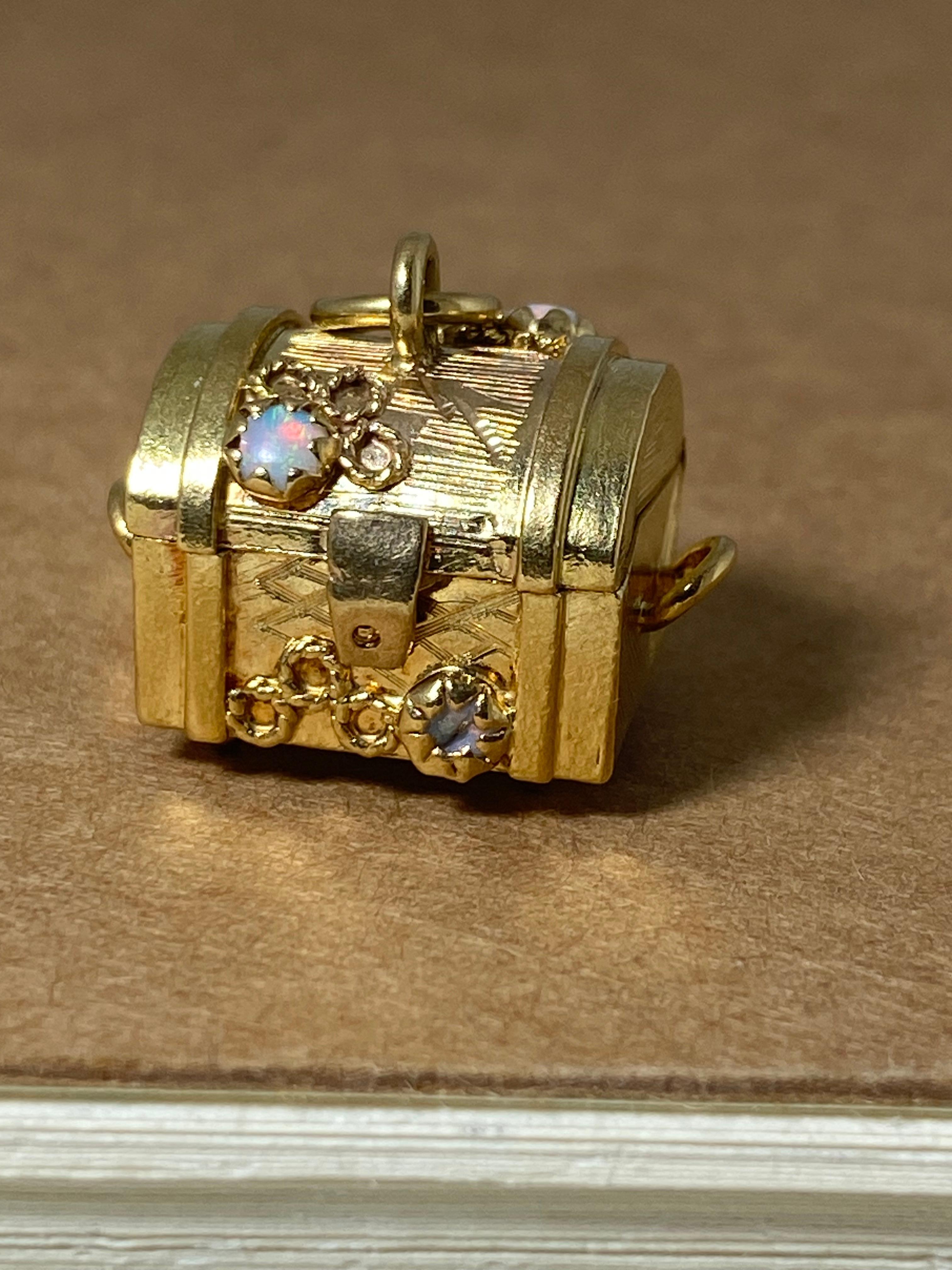 Treasure Chest charm, 
finely detailed throughout & 
adorned with opals 

It opens up & contains gems (treasures): pearls & opals 
stamped 18K Italy to the bottom, 
measuring 22mm x 22mm 
(including the ring bail, that attaches it to the