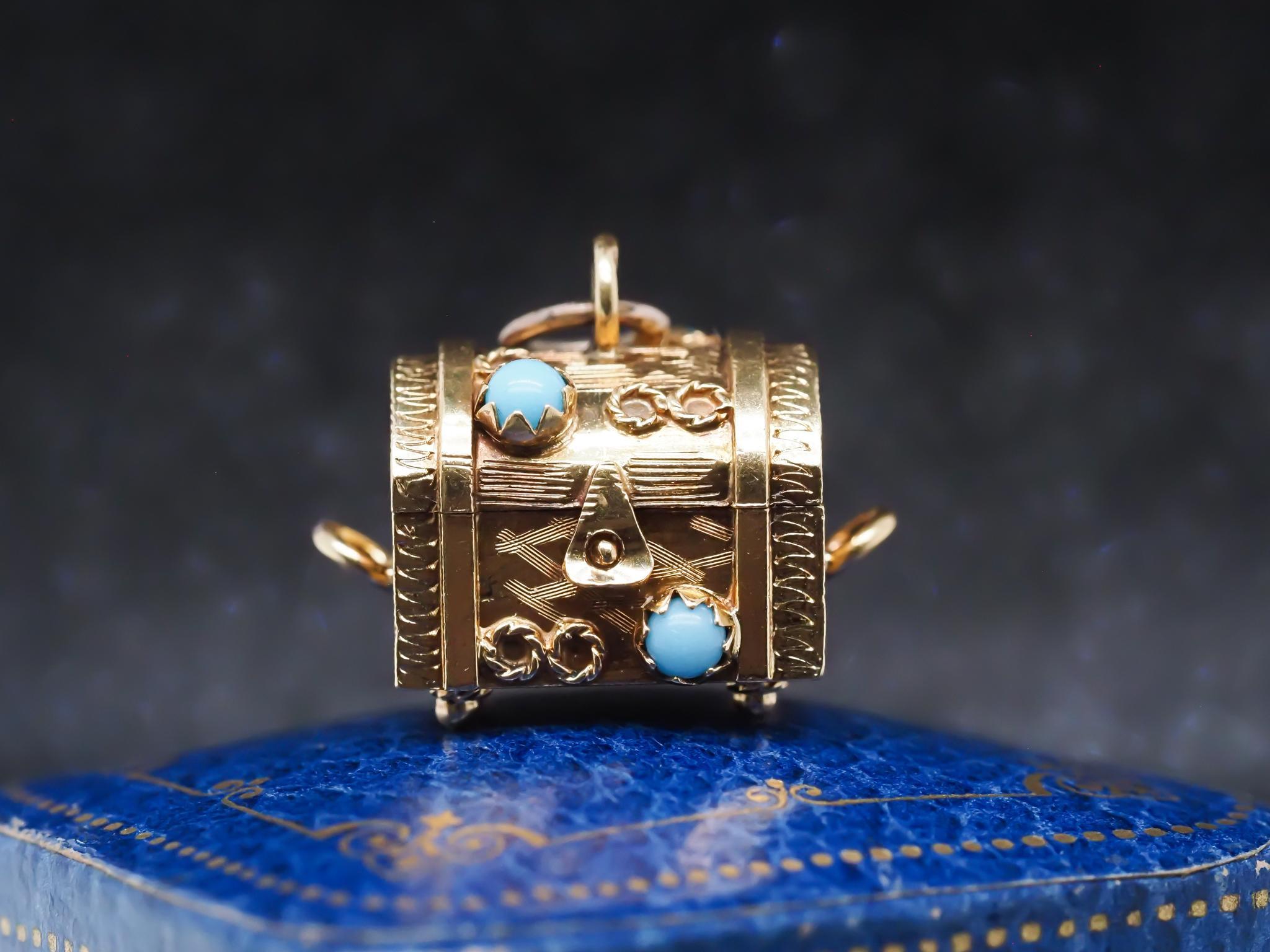 Year: 1960s

Item Details:
Metal Type: 18K Yellow Gold [Hallmarked, and Tested]
Weight: 7.3 grams

Turquoise on outside and a pearl inside.

Measurement: 15.5 x 13.5mm long

Condition: Excellent