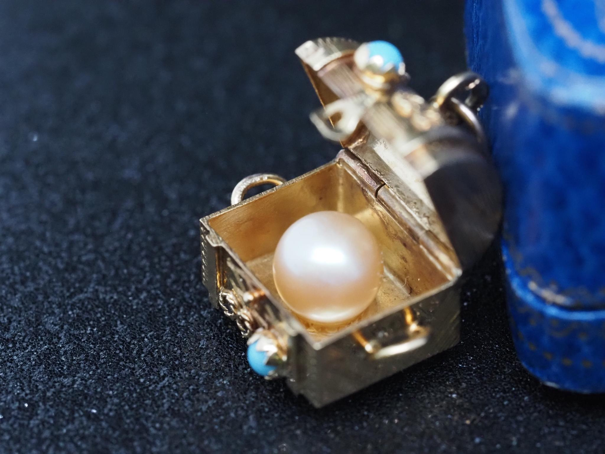 Vintage 18K Yellow Gold Treasure Chest with Pearl inside Charm In Good Condition For Sale In Hicksville, NY