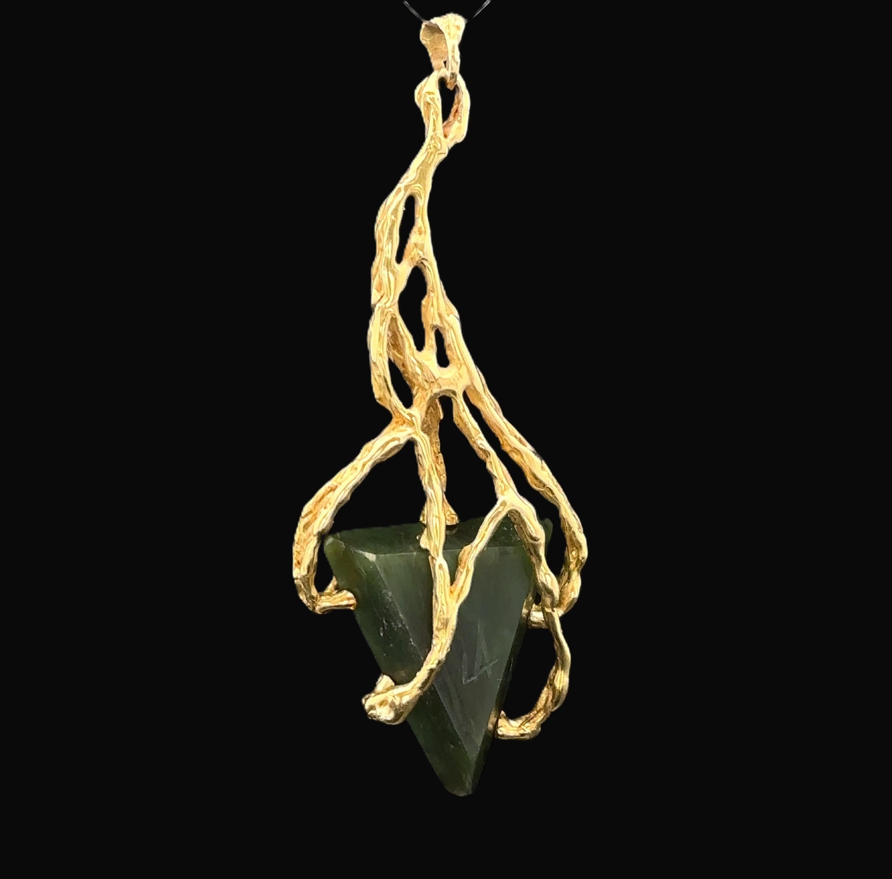 Vintage 18k Yellow Gold Triangular Nephrite Jade Large Freeform Textured Pendant In Good Condition For Sale In Montclair, NJ