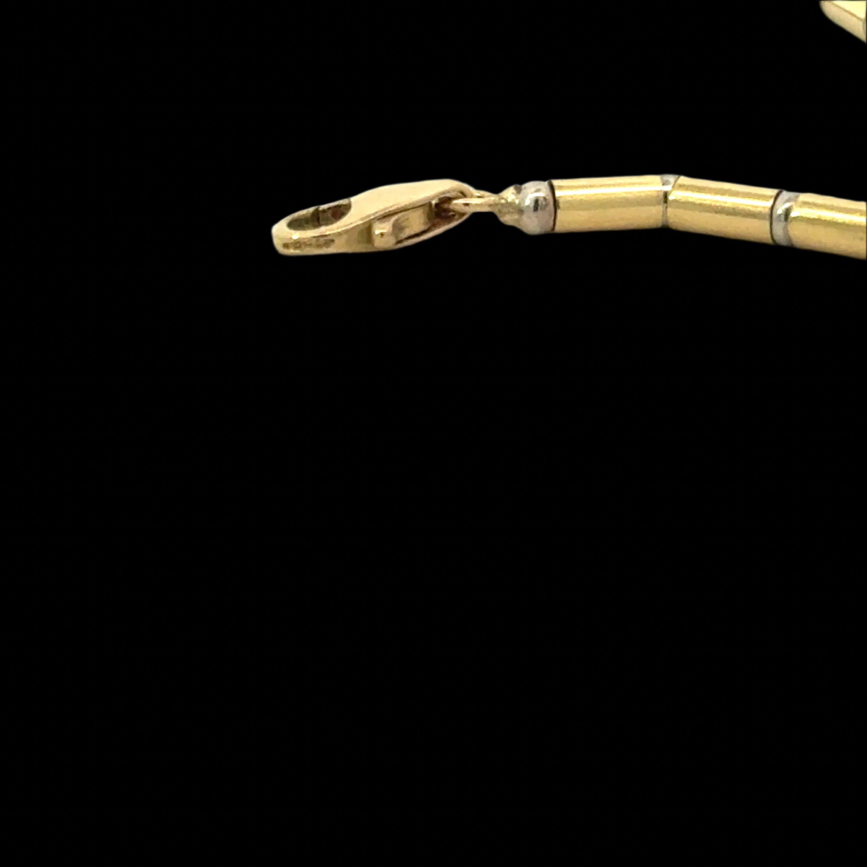 Solo uno disponibile

Descrizione:

Questa collana vintage con tubo e sfere in oro giallo 18 carati offre un design senza tempo, perfetto per una stratificazione sapiente. Realizzato in ricco oro giallo 18 carati, i suoi classici elementi a tubo e a