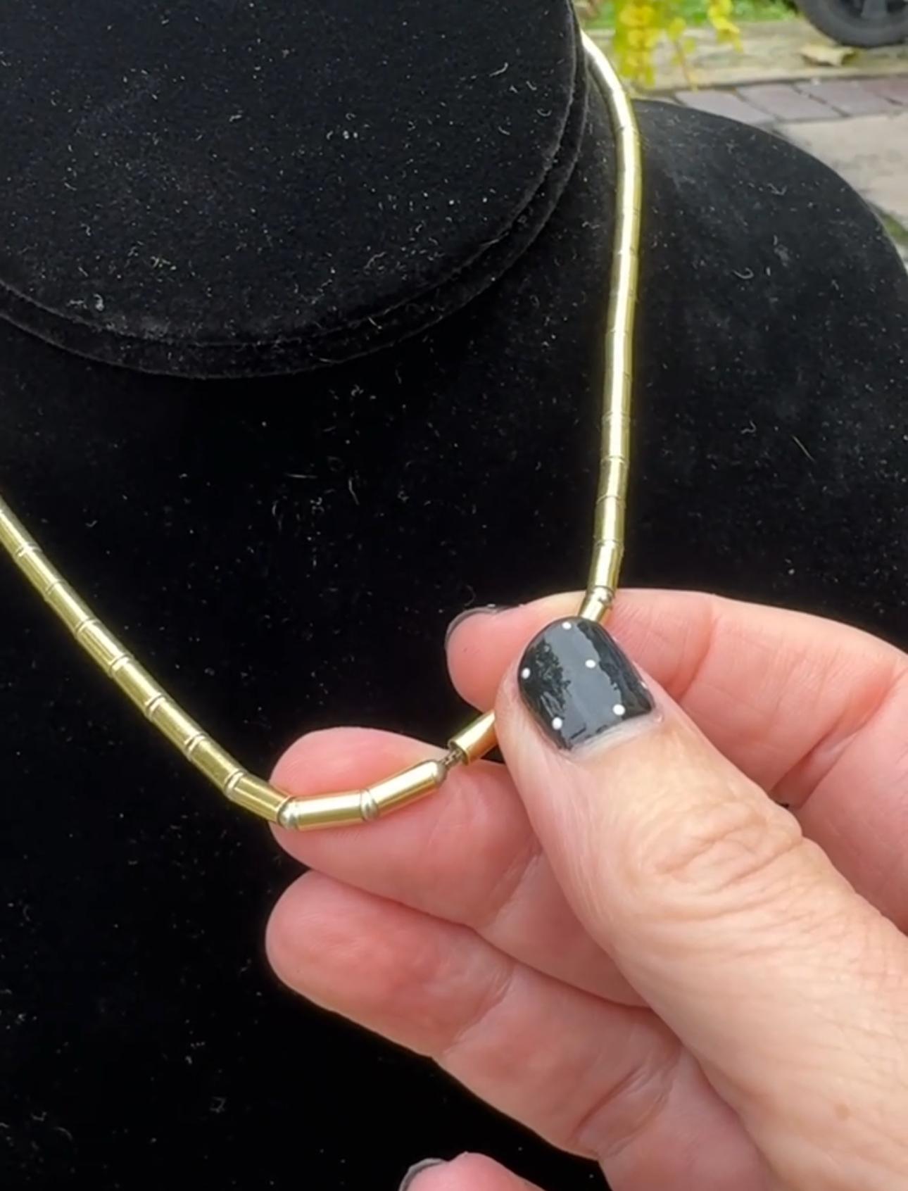 Collana a tubo e a sfera in oro giallo 18 carati vintage in vendita 1