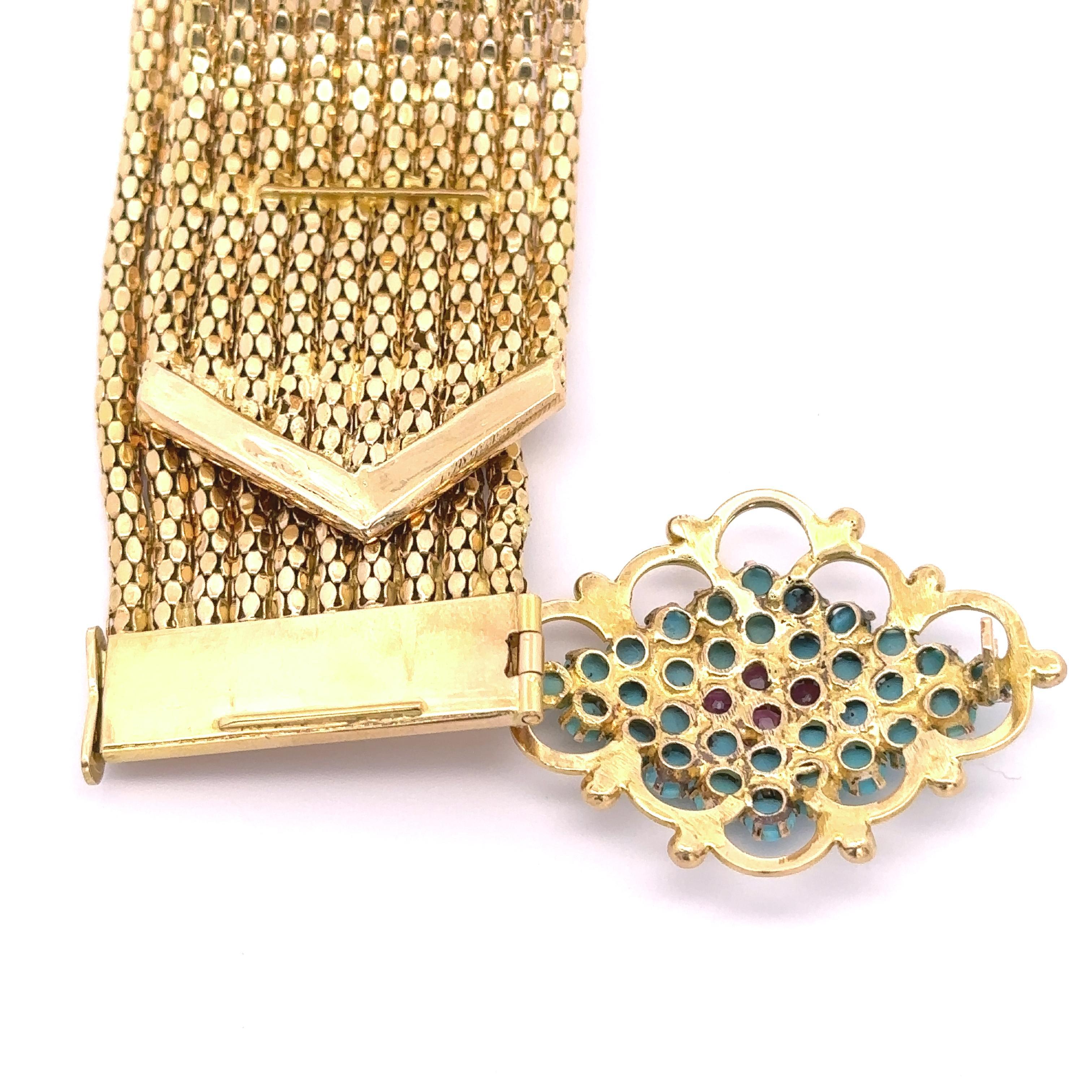 --Stein(e): 
(32) Echte Naturtürkise - Perlen in Kugelform - Pave Set - Farbe Grüntürkis 
(34) Echte Rubine - Alter Rundschliff - Pave Set - Farbe Rosa

MATERIAL: Massives 18k Gelbgold
Gewicht: 65,61 Gramm
Länge: Misst 9.25 Zoll neben einem Lineal.