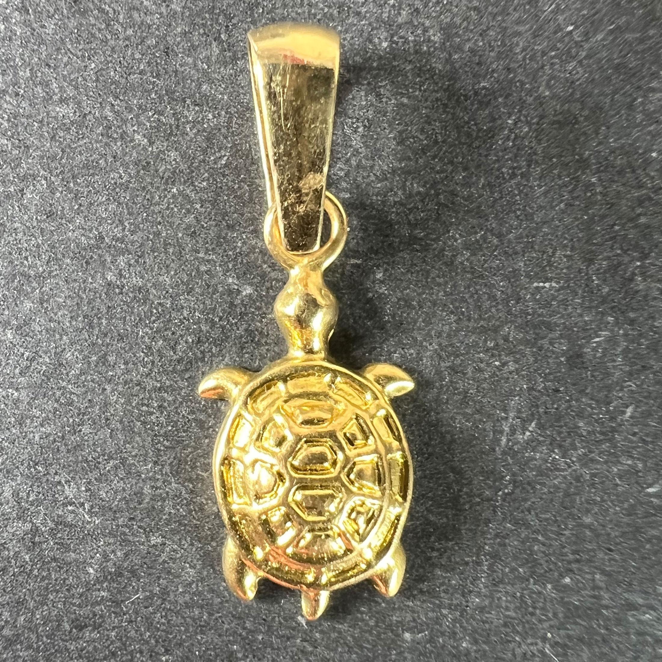 Ciondolo charme vintage in oro giallo 18 carati (18K) a forma di tartaruga. Marcato 750 per l'oro a 18 carati e numerato CO.077.

Dimensioni: 1,6 x 0,9 x 0,3 cm (escluso l'anello di sospensione)
Peso: 0,59 grammi
(Catena non inclusa)