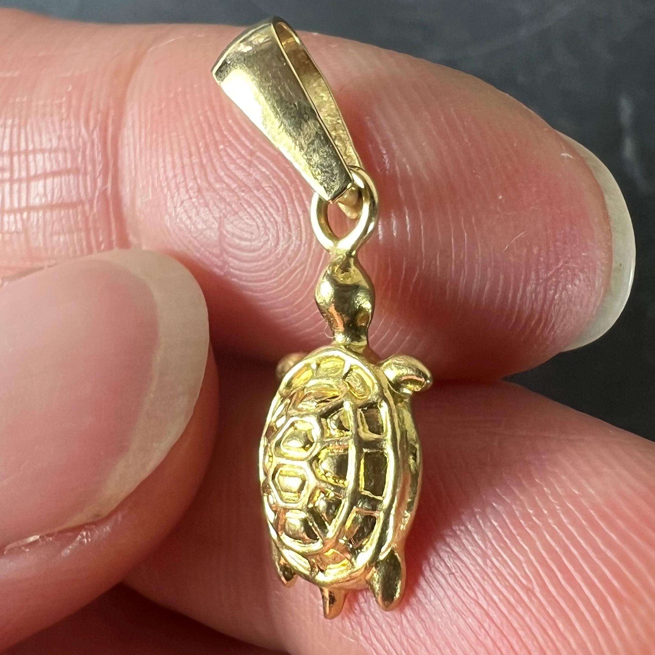 Ciondolo Charm Tartaruga d'epoca in oro giallo 18 carati in vendita 1