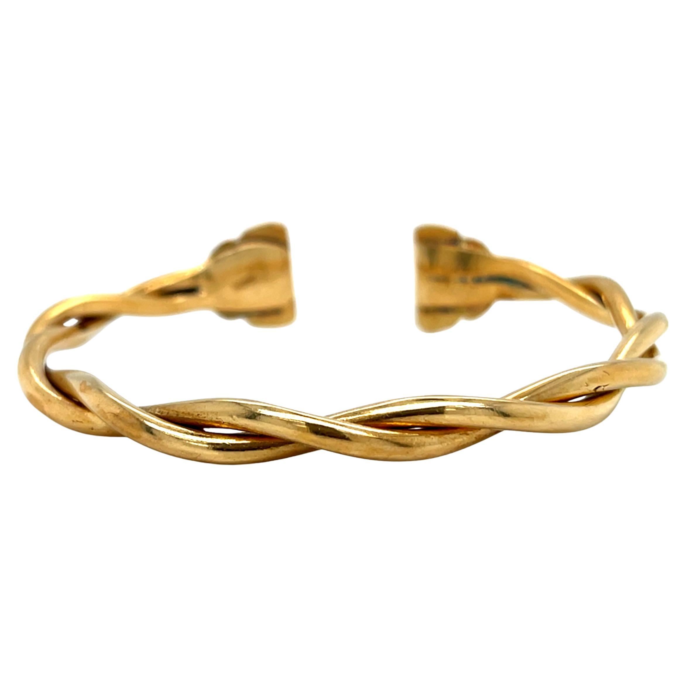Vintage 18k Yellow Gold Twist Cuff Bangle Bracelet

Cet exquis bracelet manchette vintage en or jaune 18 carats témoigne d'un savoir-faire magistral avec son design distinctif de câble torsadé à la main. La construction en or massif présente des