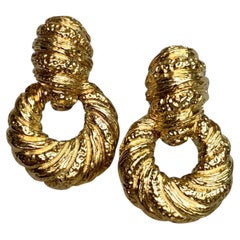 Pendants d'oreilles vintage en or jaune 18 carats, texture torsadée, de type " Doorknocker ".