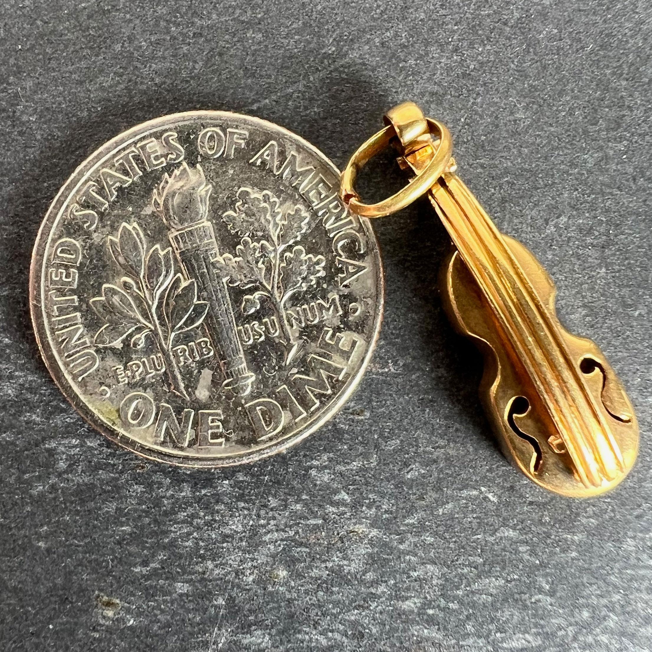 Pendentif vintage en or jaune 18K avec breloque violon en vente 6