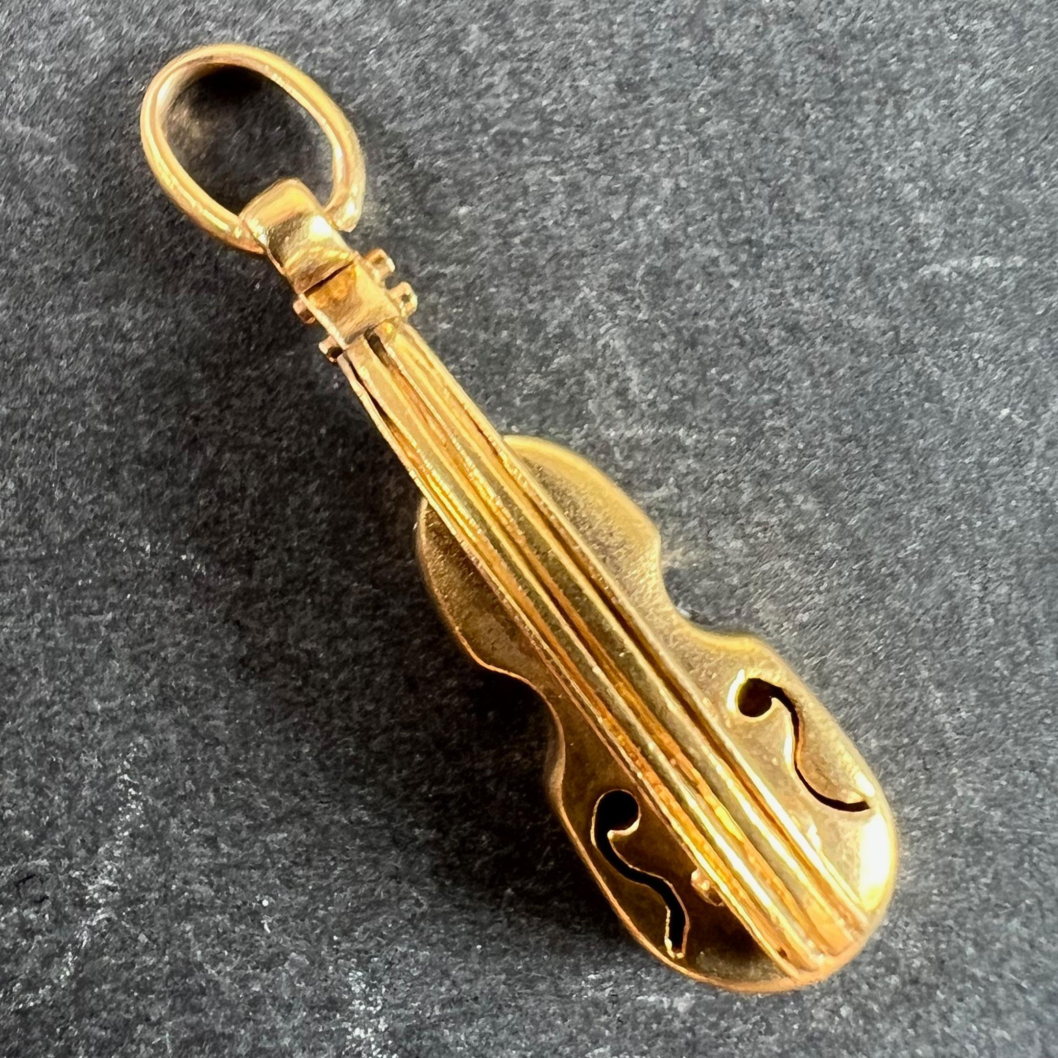 Pendentif à breloques vintage en or jaune 18 carats (18K) conçu comme un violon. Non marqué mais testé pour l'or 18 carats. 

Dimensions : 2 x 0,6 x 0,55 cm : 2 x 0,6 x 0,55 cm
Poids : 1.75 gramme
(Chaîne non incluse)