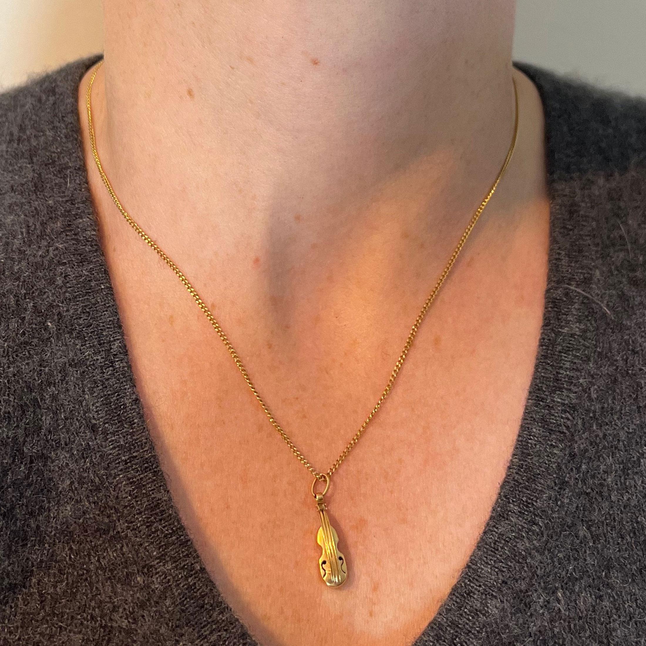 Pendentif vintage en or jaune 18K avec breloque violon Unisexe en vente