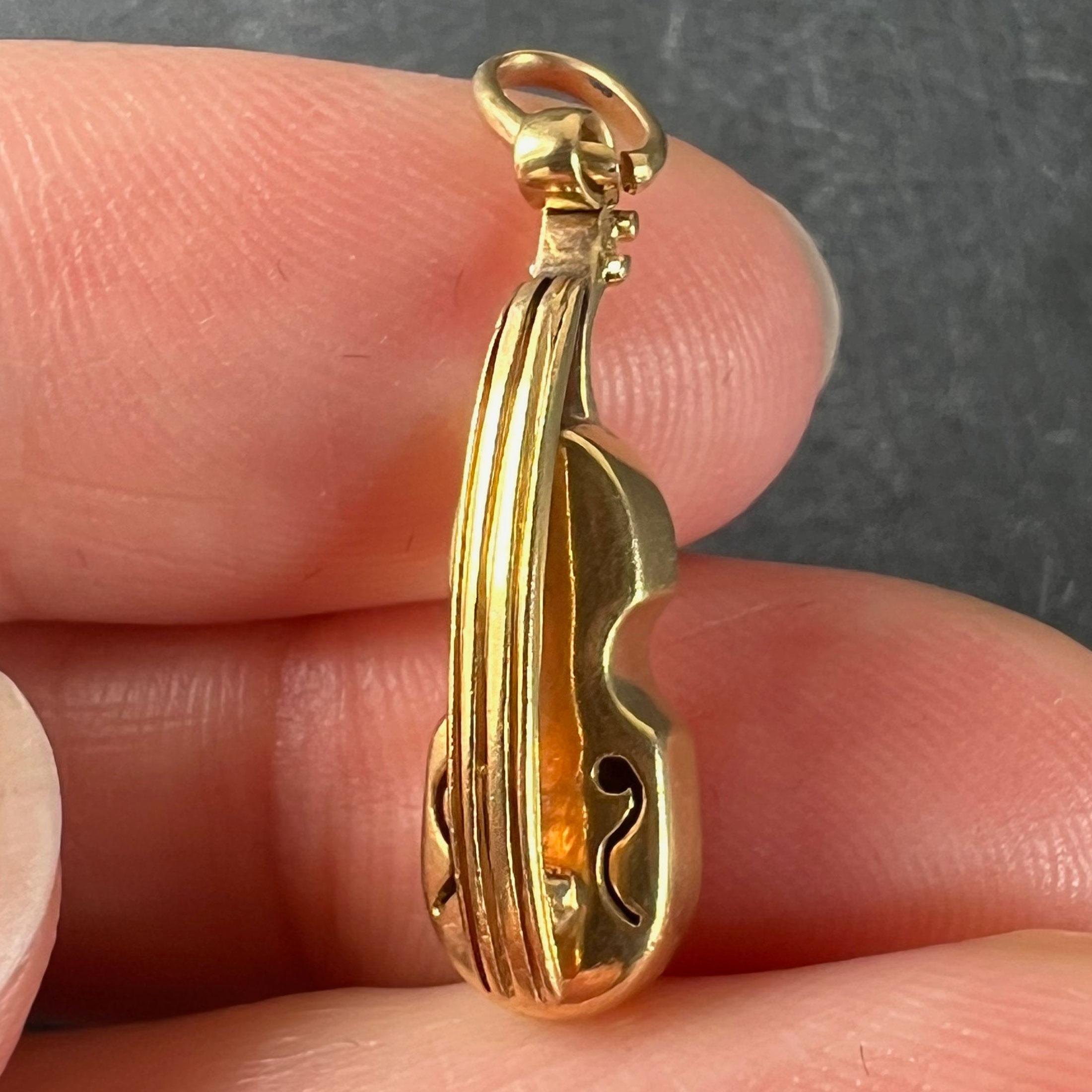 Pendentif vintage en or jaune 18K avec breloque violon en vente 1