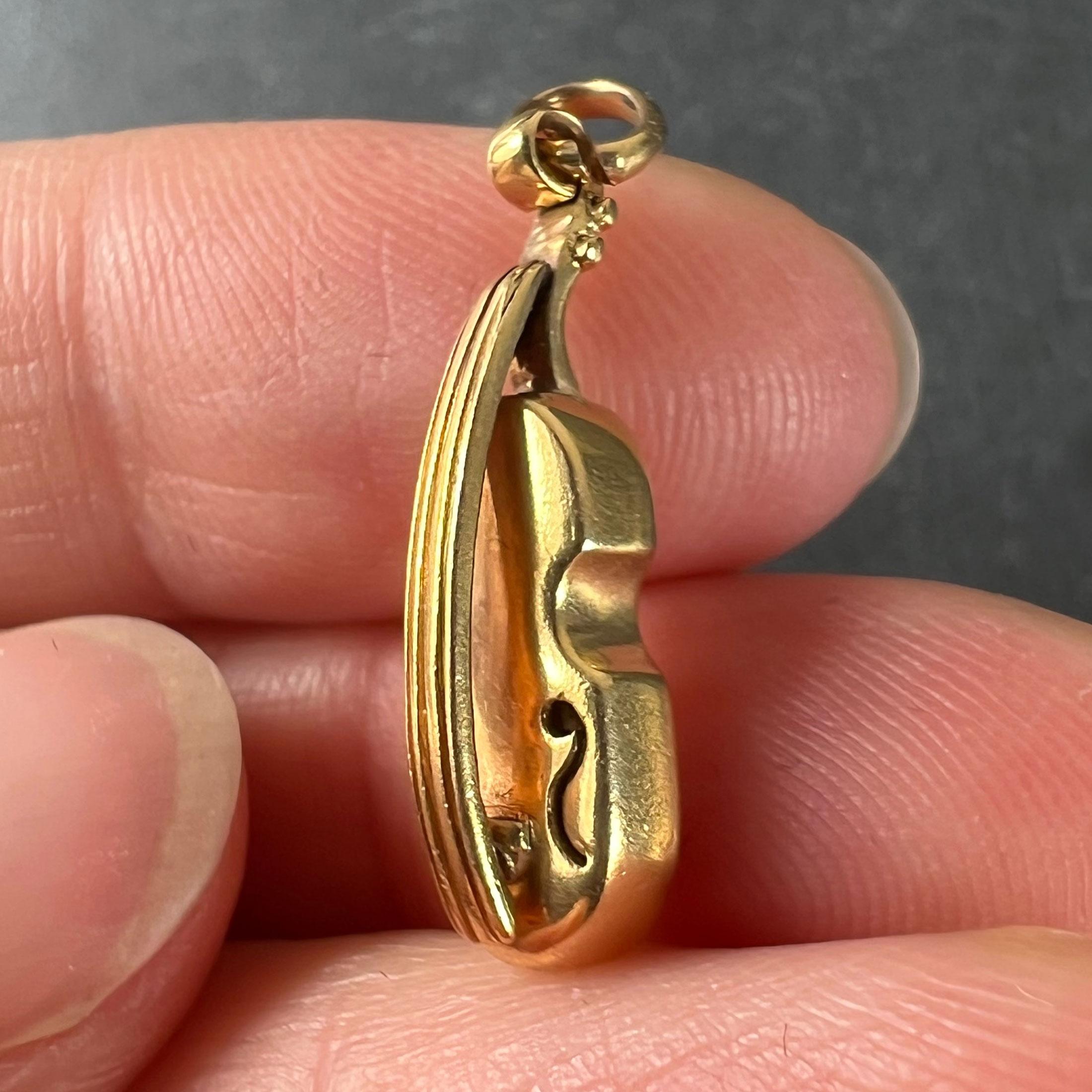 Pendentif vintage en or jaune 18K avec breloque violon en vente 2