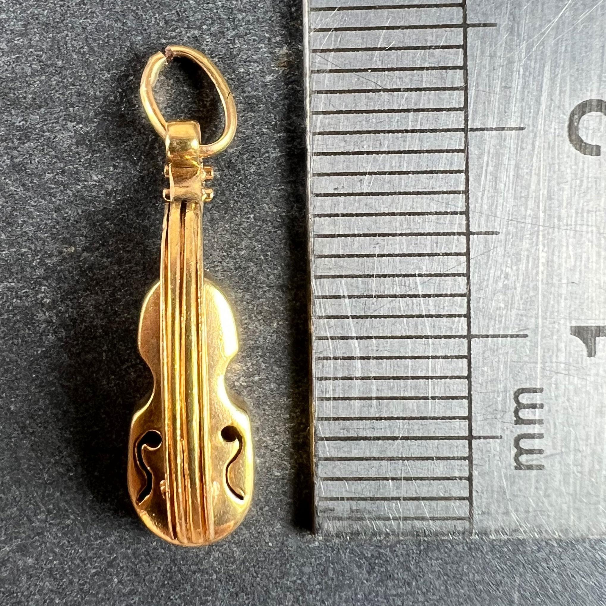 Pendentif vintage en or jaune 18K avec breloque violon en vente 5