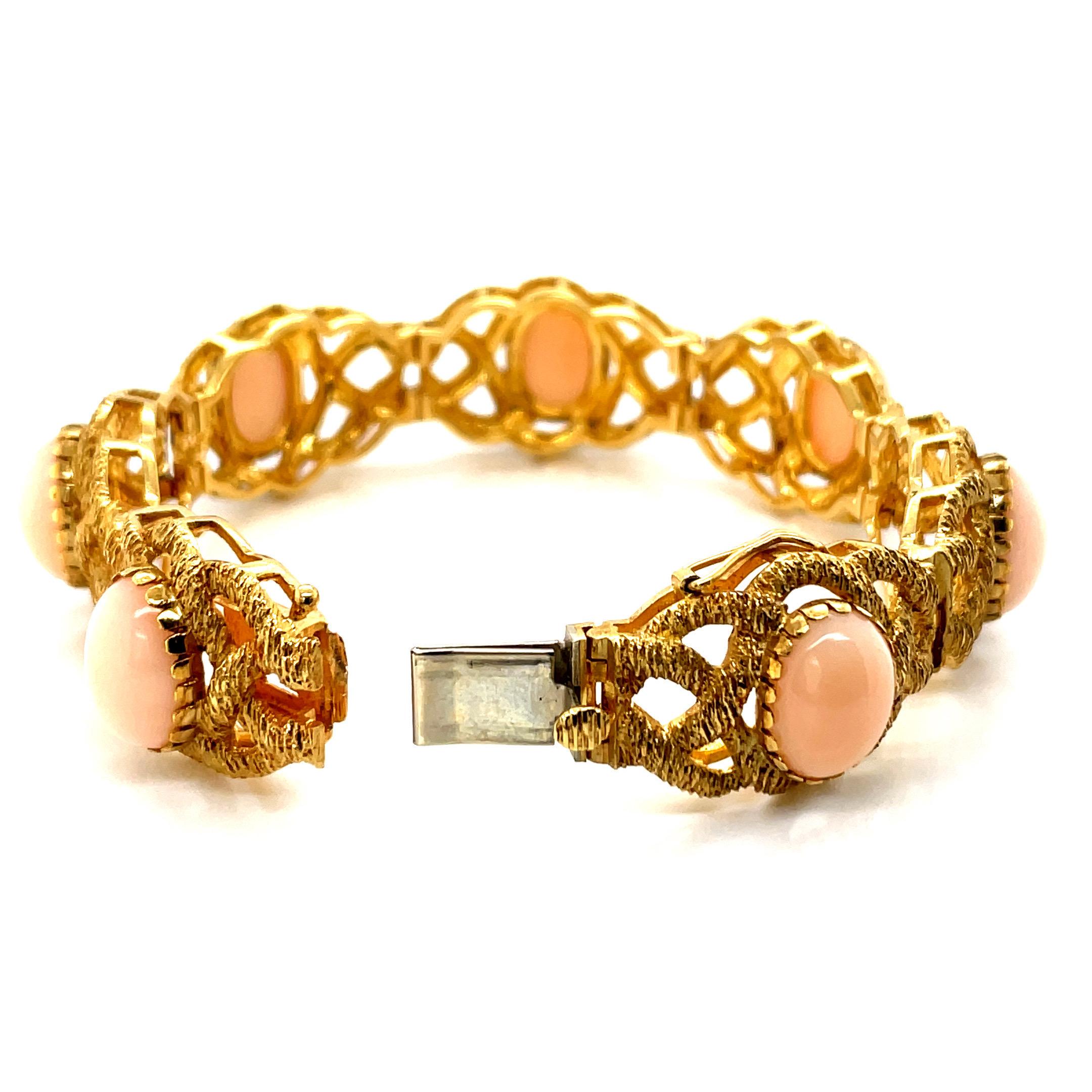 Vintage 18k Yellow Gold Wide Bracelet with Oval Pink Coral Gemstones For Sale 4