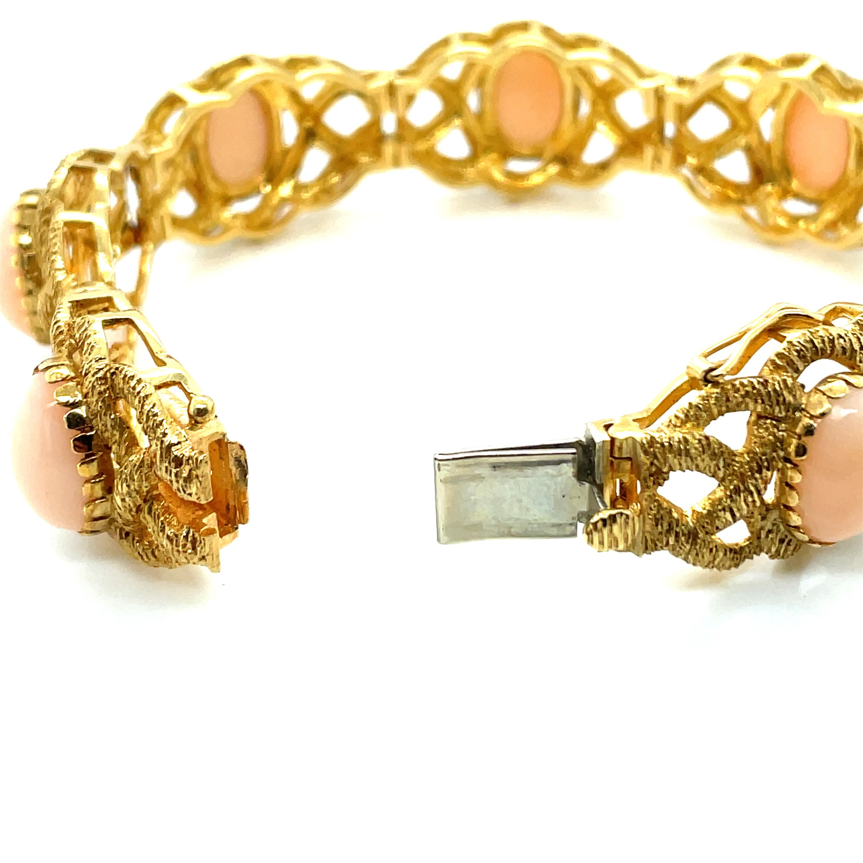 Vintage 18k Yellow Gold Wide Bracelet with Oval Pink Coral Gemstones For Sale 5